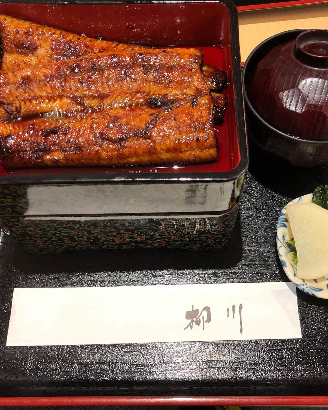 小山雄也さんのインスタグラム写真 - (小山雄也Instagram)「うなぎが急に食べたくなって 熊本市内にある #うなぎの柳川 に来ました！ うなぎがでかくてすごいボリュームがあり、そして美味！！ うなぎといえば やはりタレですよね！ タレとご飯がどのくらい合うかで うな重の味は決まると思う。 今回は江戸前うな重を頂きました！ 美味しかったです！ ご馳走様でした！ 次はどこに行こうかな！ それでは明日も美髪に。 #美容師の休日 #うなぎ#熊本グルメ#熊本ランチ#熊本ディナー#熊本うなぎ#熊本創作料理#熊本市グルメ #熊本市#うな重#こやゆうグルメ」6月21日 21時36分 - yuya.koyama