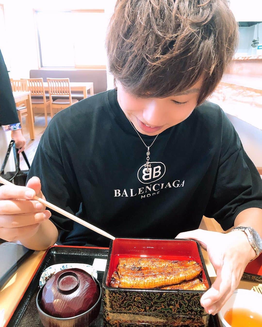 小山雄也さんのインスタグラム写真 - (小山雄也Instagram)「うなぎが急に食べたくなって 熊本市内にある #うなぎの柳川 に来ました！ うなぎがでかくてすごいボリュームがあり、そして美味！！ うなぎといえば やはりタレですよね！ タレとご飯がどのくらい合うかで うな重の味は決まると思う。 今回は江戸前うな重を頂きました！ 美味しかったです！ ご馳走様でした！ 次はどこに行こうかな！ それでは明日も美髪に。 #美容師の休日 #うなぎ#熊本グルメ#熊本ランチ#熊本ディナー#熊本うなぎ#熊本創作料理#熊本市グルメ #熊本市#うな重#こやゆうグルメ」6月21日 21時36分 - yuya.koyama