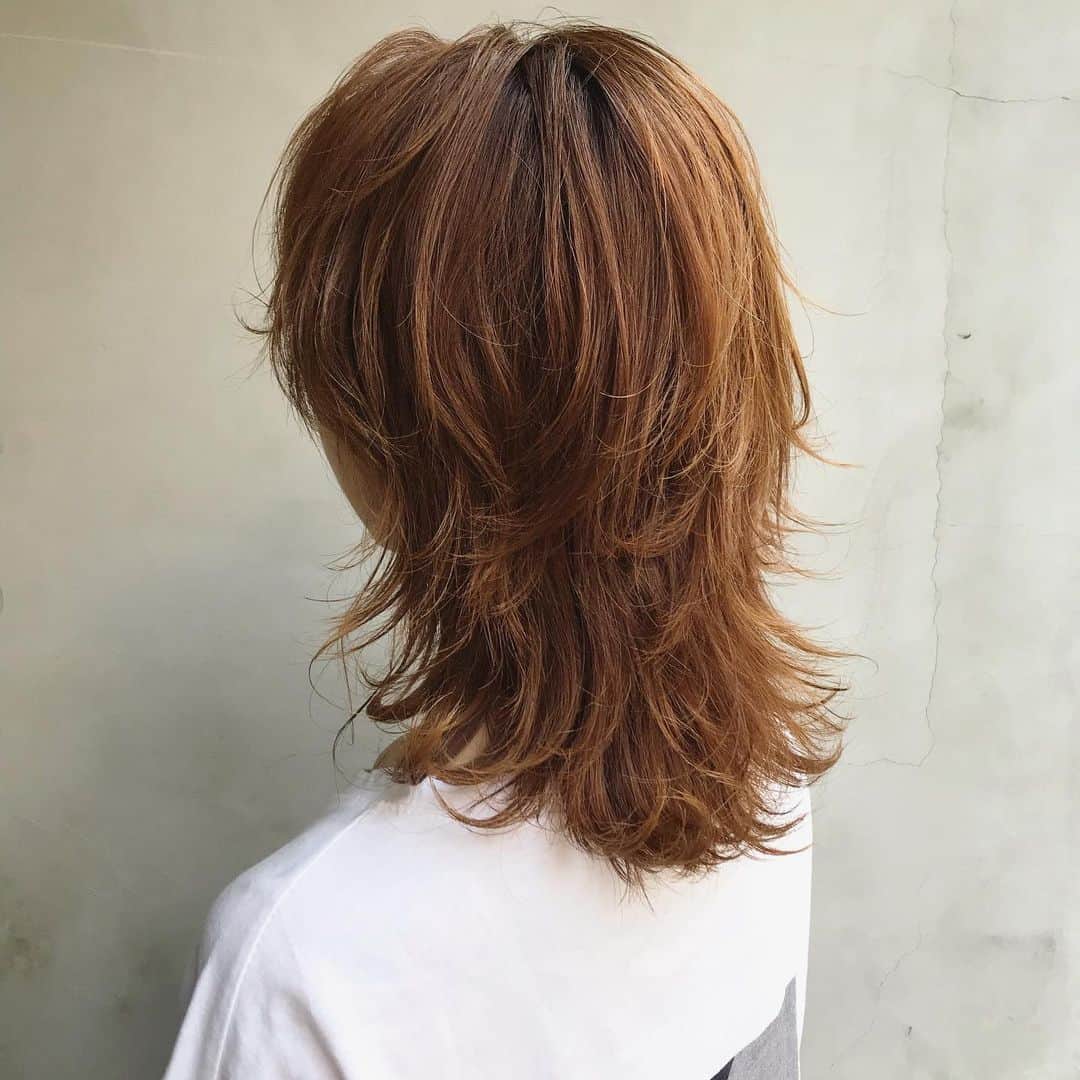 野口和弘のインスタグラム：「お客様ヘア。 ロングウルフスタイル。 . 裾に厚みを残すのがポイント🙋‍♂️ . #cieca.#hairstyle#haircolor#shorthair #bobhair#longhair#fashion #hairarrange#ショートボブ#ショートヘア#ボブスタイル#グラボブ#ボブウルフ#オレンジュ#ハイライト#ハイトーン#ブリーチ#グレージュ#ヘアアレンジ#グラデーションカラー#シースルーバング#アクセサリーバング#ヘアカラー#ヘアカタログ #ヘアセット#外国人風#表参道#原宿#美容室」