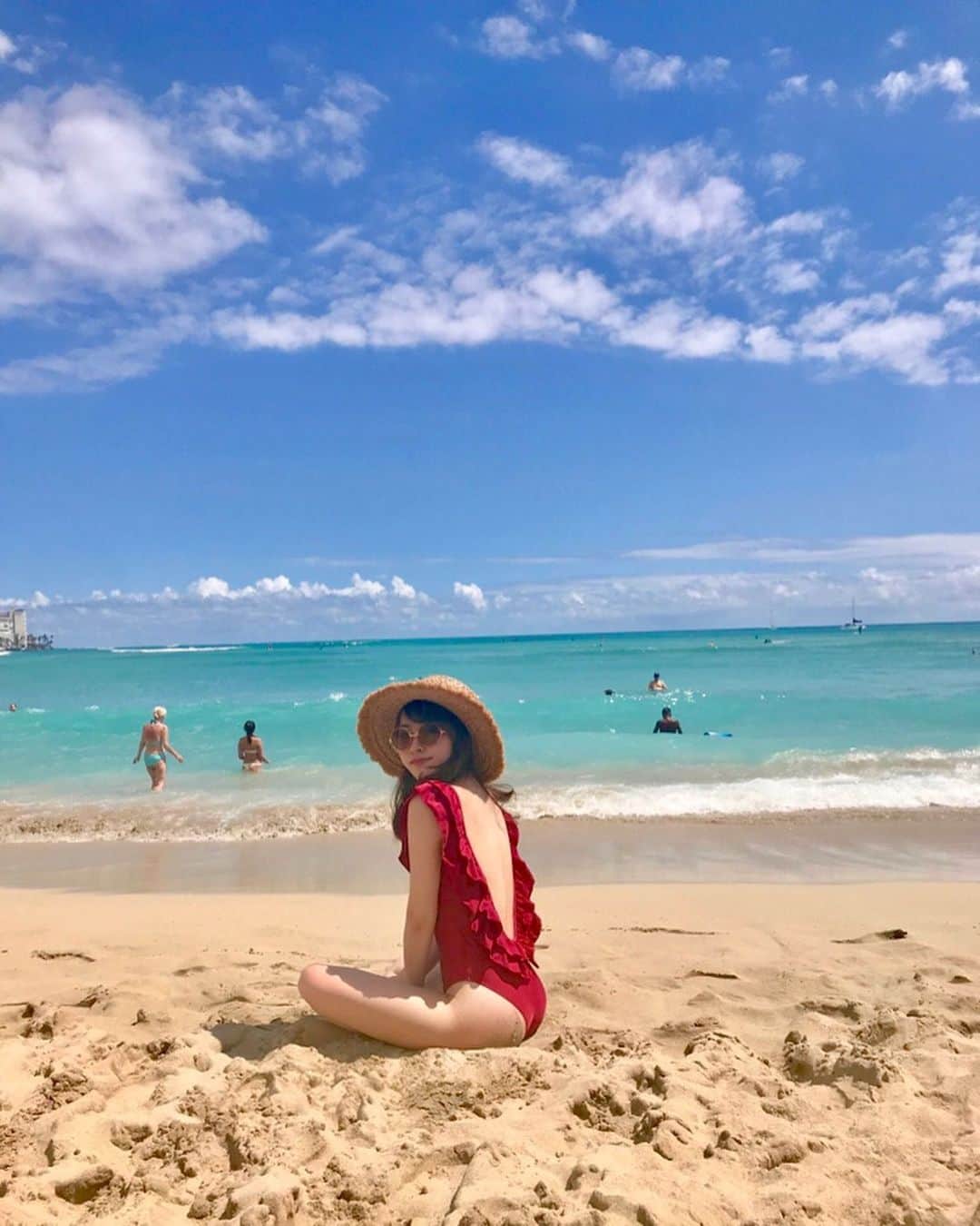のインスタグラム：「🌴🌴🌴 📍#ワイキキビーチ #ハワイ ハワイの写真より。 ビーチとお部屋の写真。 . 今日は歩き回ったし、暑かったー🌞 . 今日は高校親友が熱海からわざわざ来てくれて お祝いしてくれました😊🌼 . そしてお仕事挟んでから、 10年来の友達と焼肉ディナー🍽 . 誕生日ウィークとても幸せでした✨ . 日記みたいになった🤔 また写真載せます。 . #ハワイ旅 #女子旅 #ワイキキビーチ #スイムウェア #海 #南国 #ビーチ #ハワイ旅行  #バックシャン #水着 #南国コーデ #ハワイコーデ #海外旅行 #ハワイ好き #ハワイの思い出  #instalove」