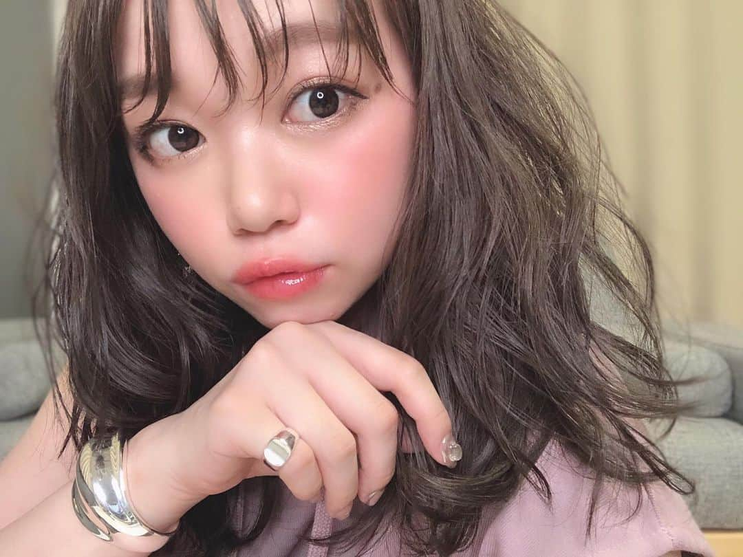 瀬賀しお（せがしぃ）さんのインスタグラム写真 - (瀬賀しお（せがしぃ）Instagram)「ネイルに続き、new hair 💇🏻‍♀️ 久しぶりにここまで暗くしたけどストーリーズに載せたりTwitterに載せたりしたら好評だったから嬉しいです\( ¨̮ )/💗 柔らかいアッシュグレーでわたしもお気に入り！😳✨ 動きがでるように軽くしてもらいました👌🏼❤️ 今日YouTubeにアップした動画ももうこの髪色なので、そちらもぜひ見てみてくださいっっ(*´꒳`*)💋💋 * #hair #ヘアー #髪色 #youtube #youtuber」6月21日 21時48分 - segashiori