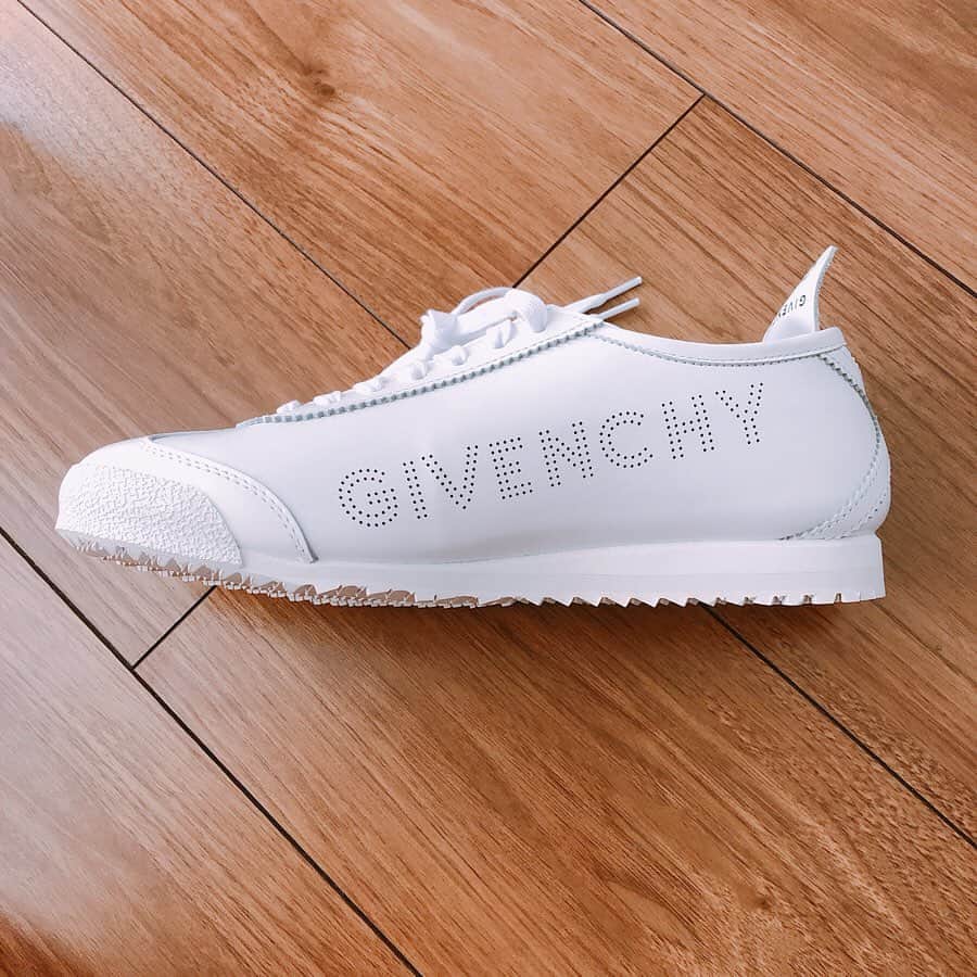 岡英里さんのインスタグラム写真 - (岡英里Instagram)「【GIVENCHY×OnitsukaTiger】 . . snsで発見して一目惚れだったので発売の翌日にはGETしました👟 . . 真っ白しろなスニーカーだったので、銀座の #sarto で 汚れにくく落ちやすくなる魔法の #mysticalg コーティングをしてもらいました✨ . . 今スマホのコーティングキットで話題の 【mystical-g】✨ . . あのキットは鞄や靴には使えないけど、SARTO銀座店に行けば大体一週間くらいでコーティングしてもらえるよー😂👌 . . 大切に履こうっと❤ . . #GIVENCHY #onitsukatiger #オニツカタイガー #ジバンシィ  #コラボ #コラボスニーカー #👟 #オニツカタイガーメキシコ66 #MEXICO66GDX #mexico66 #スニーカー女子 #スニーカー大好き #スニーカー好きな人と繋がりたい #初 #onitsukatiger #givanchy #新作 #限定 #限定発売 #限定品 #かわいい #可愛い #嬉しい #日本製 #ラグジュアリー #お洒落 #おしゃれ  #madeinjapan #japanese」6月21日 21時49分 - okaeri0424