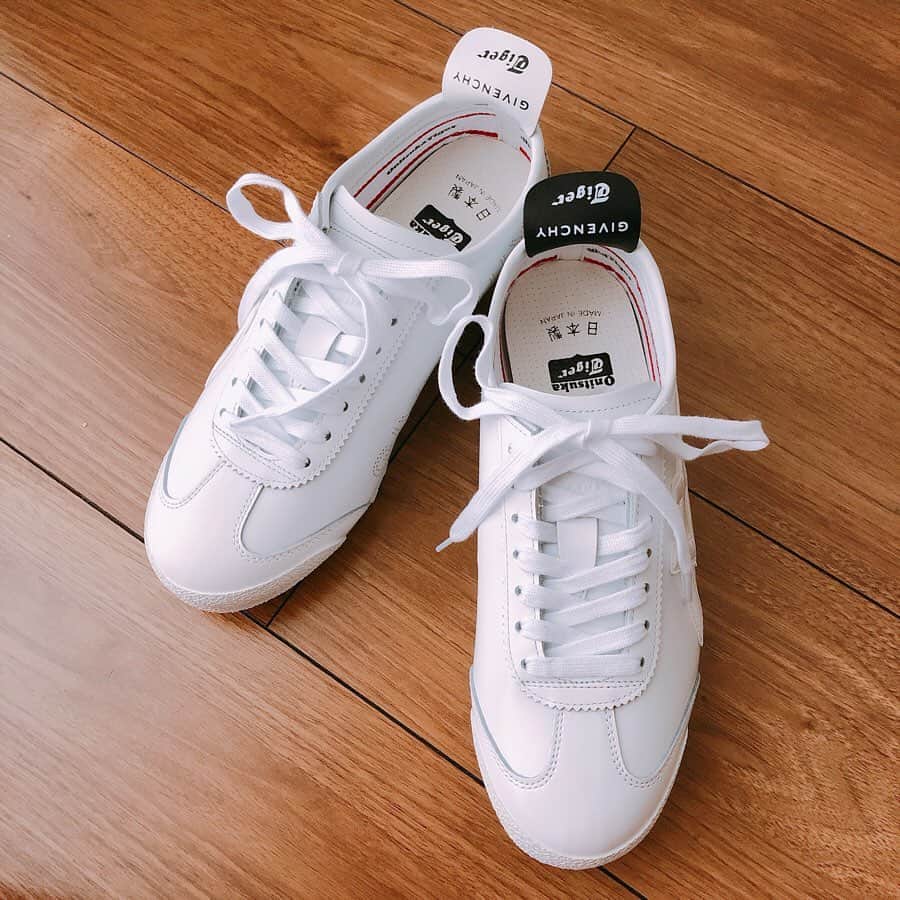 岡英里さんのインスタグラム写真 - (岡英里Instagram)「【GIVENCHY×OnitsukaTiger】 . . snsで発見して一目惚れだったので発売の翌日にはGETしました👟 . . 真っ白しろなスニーカーだったので、銀座の #sarto で 汚れにくく落ちやすくなる魔法の #mysticalg コーティングをしてもらいました✨ . . 今スマホのコーティングキットで話題の 【mystical-g】✨ . . あのキットは鞄や靴には使えないけど、SARTO銀座店に行けば大体一週間くらいでコーティングしてもらえるよー😂👌 . . 大切に履こうっと❤ . . #GIVENCHY #onitsukatiger #オニツカタイガー #ジバンシィ  #コラボ #コラボスニーカー #👟 #オニツカタイガーメキシコ66 #MEXICO66GDX #mexico66 #スニーカー女子 #スニーカー大好き #スニーカー好きな人と繋がりたい #初 #onitsukatiger #givanchy #新作 #限定 #限定発売 #限定品 #かわいい #可愛い #嬉しい #日本製 #ラグジュアリー #お洒落 #おしゃれ  #madeinjapan #japanese」6月21日 21時49分 - okaeri0424