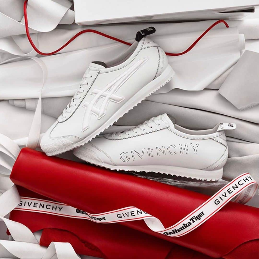 岡英里さんのインスタグラム写真 - (岡英里Instagram)「【GIVENCHY×OnitsukaTiger】 . . snsで発見して一目惚れだったので発売の翌日にはGETしました👟 . . 真っ白しろなスニーカーだったので、銀座の #sarto で 汚れにくく落ちやすくなる魔法の #mysticalg コーティングをしてもらいました✨ . . 今スマホのコーティングキットで話題の 【mystical-g】✨ . . あのキットは鞄や靴には使えないけど、SARTO銀座店に行けば大体一週間くらいでコーティングしてもらえるよー😂👌 . . 大切に履こうっと❤ . . #GIVENCHY #onitsukatiger #オニツカタイガー #ジバンシィ  #コラボ #コラボスニーカー #👟 #オニツカタイガーメキシコ66 #MEXICO66GDX #mexico66 #スニーカー女子 #スニーカー大好き #スニーカー好きな人と繋がりたい #初 #onitsukatiger #givanchy #新作 #限定 #限定発売 #限定品 #かわいい #可愛い #嬉しい #日本製 #ラグジュアリー #お洒落 #おしゃれ  #madeinjapan #japanese」6月21日 21時49分 - okaeri0424