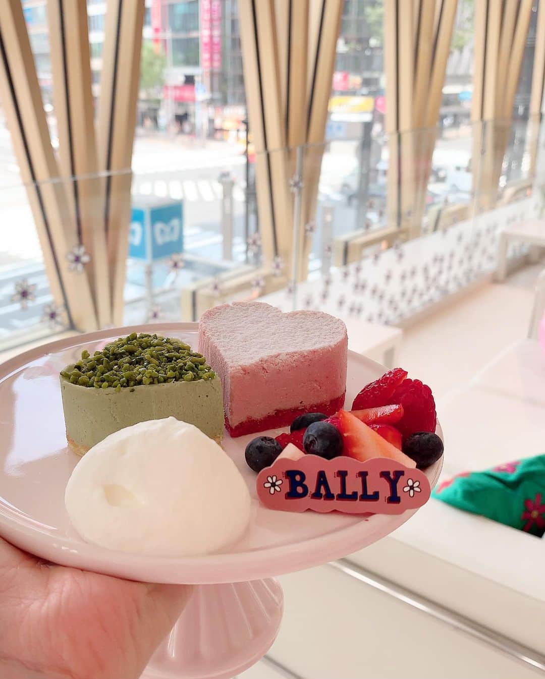 Miku Hirata 平田未来さんのインスタグラム写真 - (Miku Hirata 平田未来Instagram)「今日は暑かったですね👗👒 #カフェミーティング は、#ballycafe (@bally )にて💓 * #期間限定カフェ で、6月30日まで☕️ 前回も来れなくて、今回初めてでしたが、かなり可愛い💓また復活してくれるといいなあ💐 * オーダーしたのは ベリーとピスタチオのムース 1,000円 春の彩のグラスミューズリー 1,100円 とカフェラテとコーヒー💓 * 子供も連れて行きましたが、 広くて過ごしやすいカフェでした🍰 カフェのなかにある #デイジー に夢中の次男でした🥰 * ベビーカーは、3階までは、スタッフの方が持ち上げるのを手伝ってくださいました❣️ * #青山テルマ さんとのコラボレーションのリュックなどもオシャレでした👛 5度目のオープンでまた行きたいです🌹 * * 「バリーカフェ」 期間：2019年4月6日(土)～6月30日(日) オープン時間：平日13:00～20:00、土日祝11:00～20:00 場所：バリー 銀座店 2F(東京都中央区銀座 5-2-1) * #銀座カフェ #銀座カフェ巡り #ランチミーティング #ballyginza #bally #バリーカフェ #銀座ランチ #銀座スイーツ #東急プラザ銀座 #東急プラザ #ピンクカフェ #可愛いカフェ #チェスティ #トッコクローゼット #ママコーデ #男の子ママ #いいね返し」6月21日 21時45分 - miku.hirata