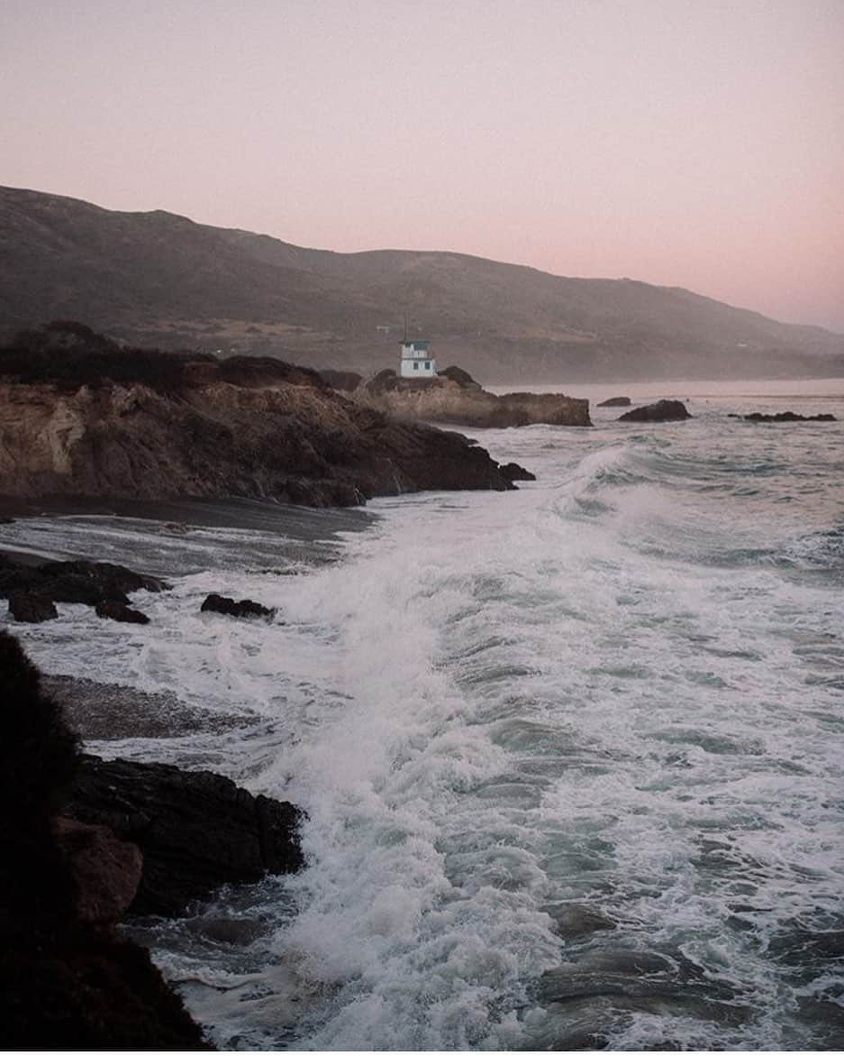 FOLKさんのインスタグラム写真 - (FOLKInstagram)「Sometimes you just have to listen to the crashing of the waves and allow it to envelope all the noise of life. The eternal crashing of the waves, a sound, an energy, and a motion that will outlast us all. This morning felt like a good reminder of that. Photo by @victorofgalapago」6月21日 21時45分 - folkmagazine