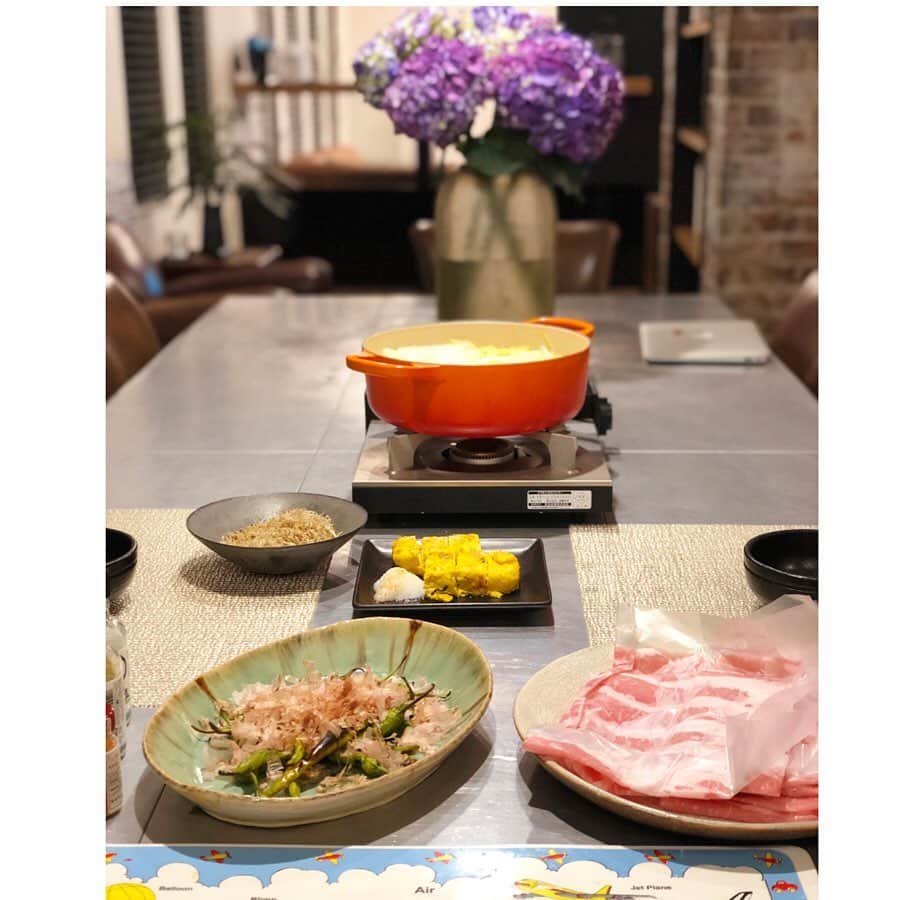 神崎恵さんのインスタグラム写真 - (神崎恵Instagram)「イベントでのトークショーを終え、今週のお仕事の締めくくり。 今週は、なかなか手強いスケジュールだったので、お野菜やお豆腐、お肉を多めに買い、やりくりしました。 翌日更に味が染み込んで美味しくなる揚げ煮や佃煮を入れ込みながら。 来週、再来週とまた慌ただしくなりそうなので、何を買い物しておこうか考え中。 明日のお兄ちゃんのお弁当も何にしよう？ #おうちごはん #シンプルだけど味は最高 #だし巻き玉子 と #かまぼこ に救われた1週間 息子たちとお父さんの好きなものを組み合わせて。  こうして毎日ごはんを作っていると、母への感謝でいっぱいになります。 疲れてる日も、もーつくりたくなーい！と思う日もあっただろうに、 それでも毎日美味しい料理を並べてくれていた母。 ありがとう。」6月21日 21時46分 - megumi_kanzaki