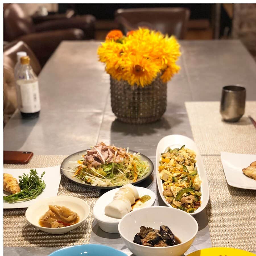神崎恵さんのインスタグラム写真 - (神崎恵Instagram)「イベントでのトークショーを終え、今週のお仕事の締めくくり。 今週は、なかなか手強いスケジュールだったので、お野菜やお豆腐、お肉を多めに買い、やりくりしました。 翌日更に味が染み込んで美味しくなる揚げ煮や佃煮を入れ込みながら。 来週、再来週とまた慌ただしくなりそうなので、何を買い物しておこうか考え中。 明日のお兄ちゃんのお弁当も何にしよう？ #おうちごはん #シンプルだけど味は最高 #だし巻き玉子 と #かまぼこ に救われた1週間 息子たちとお父さんの好きなものを組み合わせて。  こうして毎日ごはんを作っていると、母への感謝でいっぱいになります。 疲れてる日も、もーつくりたくなーい！と思う日もあっただろうに、 それでも毎日美味しい料理を並べてくれていた母。 ありがとう。」6月21日 21時46分 - megumi_kanzaki