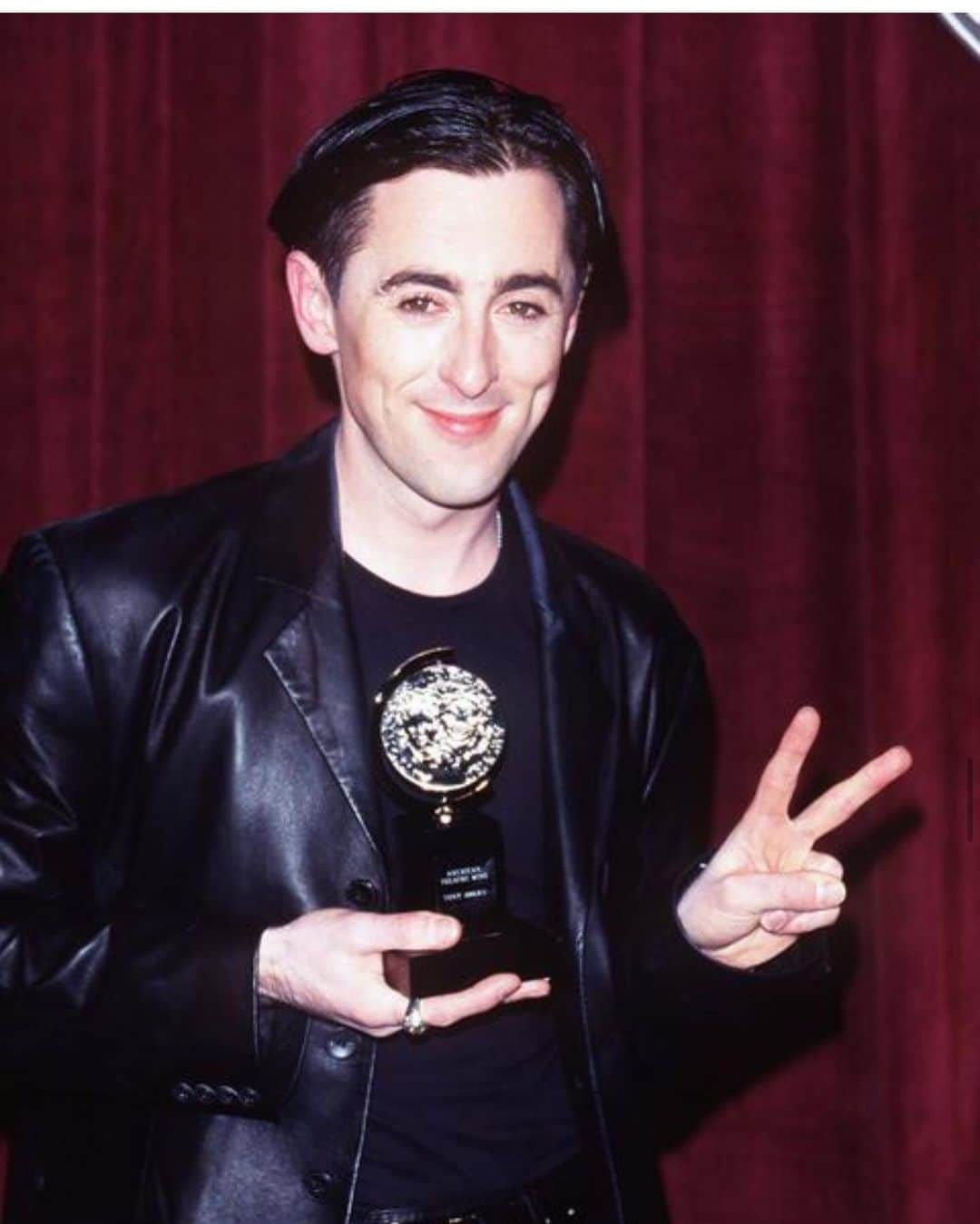 アラン・カミングさんのインスタグラム写真 - (アラン・カミングInstagram)「A wee bit late for the topicality of it all, but here’s baby me winning my Tony. NYC, 1998 #fbf」6月21日 21時51分 - alancummingreally