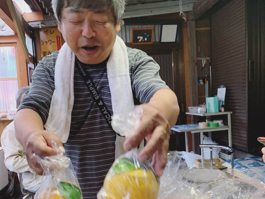 のインスタグラム：「この方が！ 舞鶴でお世話になっている宿 「マリンビレッジ風月」のお父さん😆！ . 明日東京に戻るので、 今日が一旦最後の夜になります。 さみしいなぁ . 撮影が終わって宿に戻ると、 お土産に持って行きなと日向夏のゼリー。 . 遊びにきていた近所の方からは びわやミニトマトをいただきました。 . 夕飯にはお父さん特製、 玉ねぎのかき揚げがドーンと！ 皆んなで美味しくいただきました。 . この夏も 本当に素敵な出逢いがたくさんです。 幸せです。」