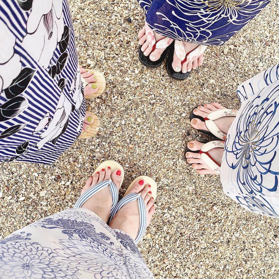 mina hinokuchiのインスタグラム：「. ついに情報解禁✨✨ この夏、チコから浴衣が新登場します！♡ 京都の職人さんが書き下ろして下さった古典的な柄で、大人っぽく長く着て頂けます🌻 浴衣は全部で4種類！ 帯はベーシックなネイビーの帯と、ホワイト・うぐいす色の兵児帯の3種類！それぞれ好きな組み合わせを楽しめます♡ . 宮崎旅で着用していたのもこの浴衣です👘 浴衣のDMもこの時沢山頂いたので、早く伝えたくてウズウズしてました♡ ストーリーのURLから特設ページも見れます🌻 6/28販売スタートです！ぜひ！！ . #whoswhochico #salonbychico #chico_peach宮崎 #chico_浴衣2019 #浴衣 #yukata #宮崎 #青島神社」