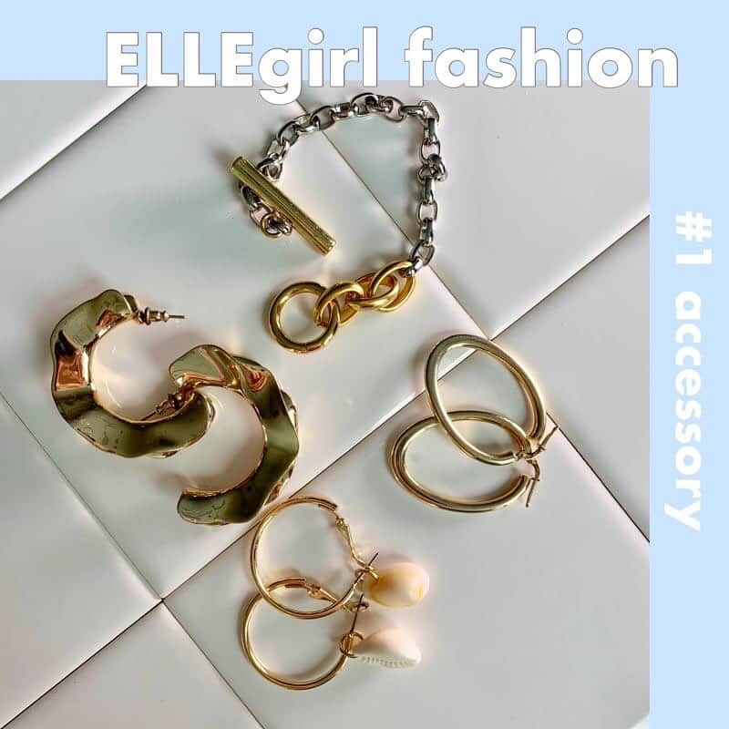 ELLE girl JAPANさんのインスタグラム写真 - (ELLE girl JAPANInstagram)「【エディターの愛用アクセ】 #ELLEgirlfashion . 金曜日はfashionの日💘 コーディネートがシンプルになりがちな夏の季節は、上手くアクセサリーを取り入れたい！✨ELLEgirl エディターたちが愛用中のアクセをご紹介😘 . 💁🏻‍♀️エディターMARIKO 💍大ぶりアクセ . 夏はTシャツなど、シンプルなスタイルも多くなるので、寂しくならないよう大ぶりのアクセサリーが欠かせません。この夏のヘビロテアクセはこの4つ👉「Monday Edition」のブレスレットは￥10,250。ファッションエディターNAHOとも話していたのですが、今季は太いチェーンが気分です！　ピアスは左から「＆ other stories」で約€20、「H＆M」で￥590、フィレンツェの金工工房で約€50。 . #ELLEgirl #ピアス #ピアス女子 #ピアス好き #ピアスコーデ  #夏ピアス #earrings #アクセサリー好き  #アクセ好き #アクセサリー女子 #夏アクセサリー #ブレスレット好き #大ぶり #今日のアクセサリー #プチプラアクセサリー #hm #accessorieslover #ファッション好き #夏コーデ #fashionaccessories #夏アクセ #handm #andotherstories #mondayedition」6月21日 22時00分 - ellegirl_jp