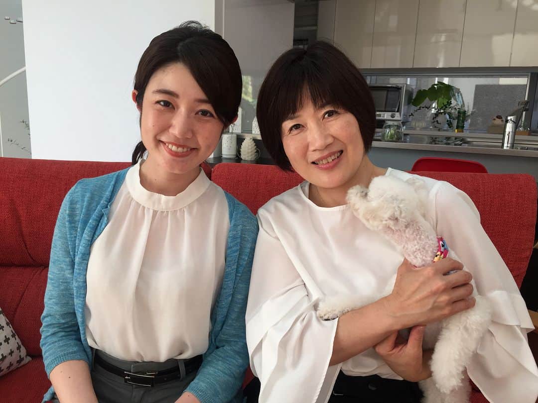 井上裕衣のインスタグラム：「こんばんは😌  素晴らしく綺麗な家におじゃましました  書籍 #死んでも床にモノを置かない の整理収納アドバイザー #須藤昌子 さん✨  理想の暮らしを実現されていて憧れます！  パジャマの片付け方や歯ブラシの置き方など、真似できるものをたくさん聞いてきました 次回のドデスカ！ハピスタです  #わたしの場合は オンエアで #死んでも固有名詞を噛まない  #(心意気)」