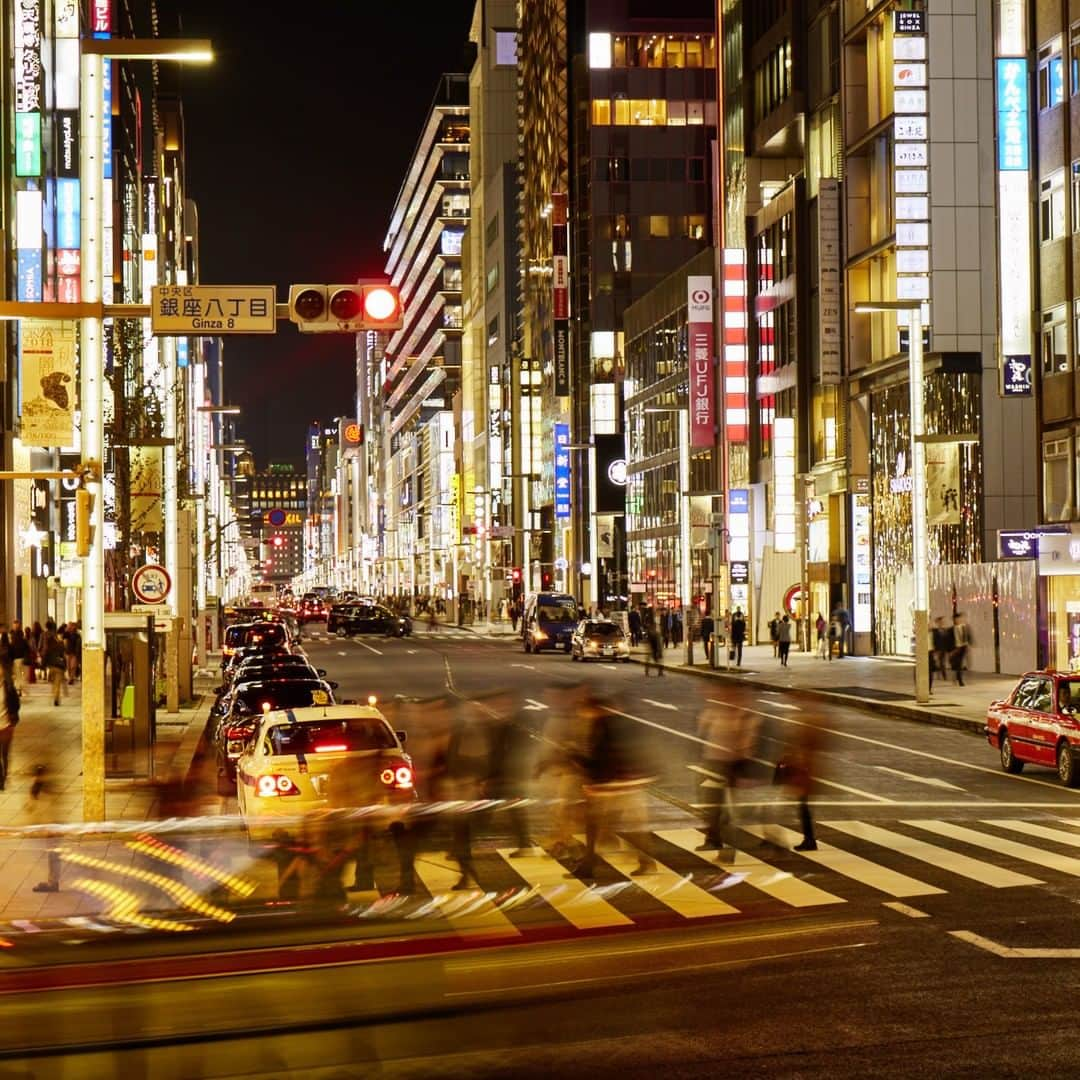 ルフトハンザさんのインスタグラム写真 - (ルフトハンザInstagram)「The noble shopping district of Ginza with its colorful, illuminated signs catches the eyes of the visitors and is an unforgettable experience at night. #Lufthansa #FlyToTokyo」6月21日 22時01分 - lufthansa