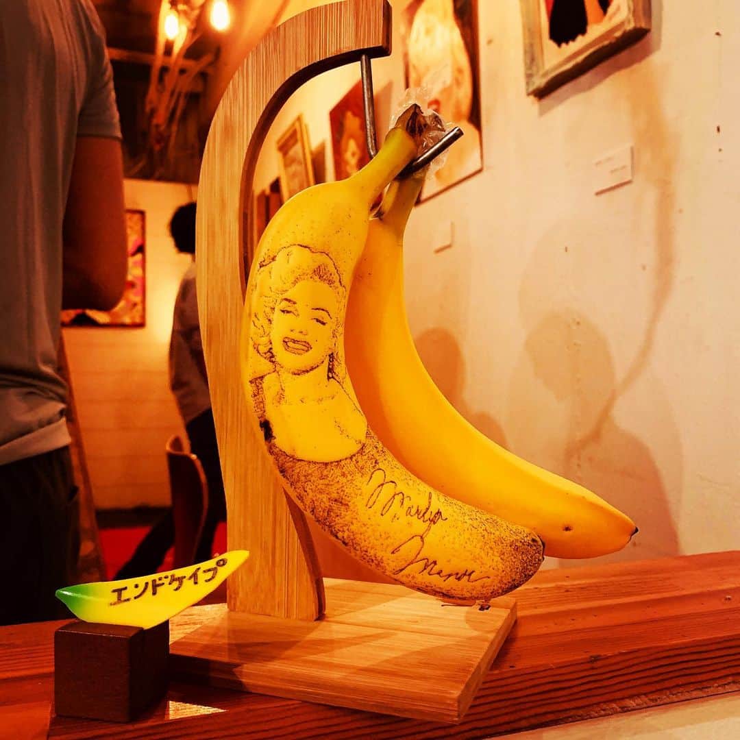 エンドケイプさんのインスタグラム写真 - (エンドケイプInstagram)「23日まで中目黒ラウンジで開催されているマリリンモンローをアートする「MONROE  ART展2019' 」にバナナ展示してます。  #バナナ #バナナート  #バナナアート #マリリンモンロー  #中目黒  #banana  #bananaart  #art #artwork  #marilynmonroe  #marilynmonroeart #monroeart展」6月21日 22時01分 - endcape
