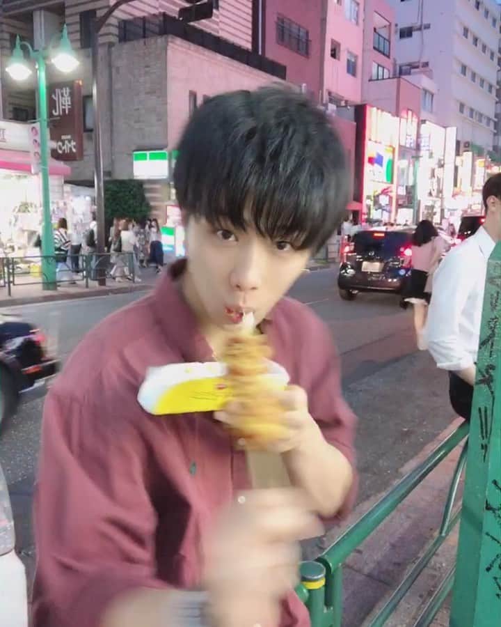 若槇太志郎のインスタグラム：「. みんな、知ってる？ これチーズドッグとかハットクって言う食べ物なんだけど絶対これ流行るかんね！！！食べた方がいいわ 多分これから若い子の間で韓国が流行る気がする！！！！！ . . #한국#오오티디#데일리룩#셀카」