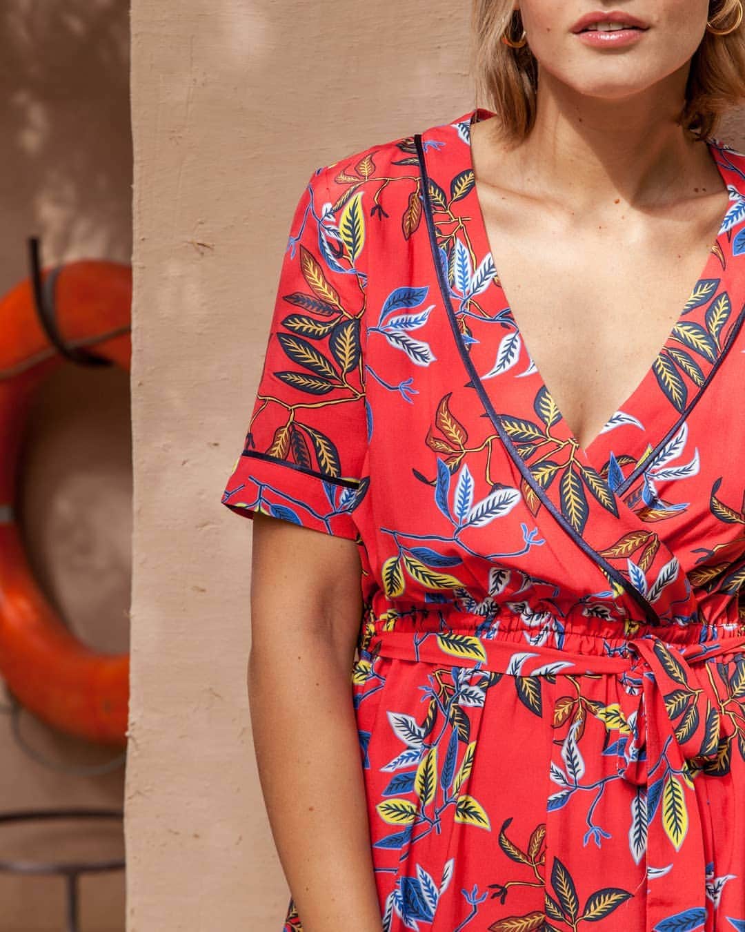 ベンシモンのインスタグラム：「Et enfin : l'été ! ☀️ Avec lui le soleil, les petites robes à fleurs et à feuilles, les soirées qui se prolongent, les moments détente, les éclats de rire à la plage... Ouuuh il était temps qu'il arrive non ? Et vous, quelles sont vos activités favorites pendant l'été ? 🇬🇧 Finally: summer is here ☀️ With it sun, little dresses with flowers and foliage, balmy evening summer, chill moments, laugh in the beach... And you, what's your favorites moments during summer? #bensimon #pe19 #summer #voilalété #summertime」