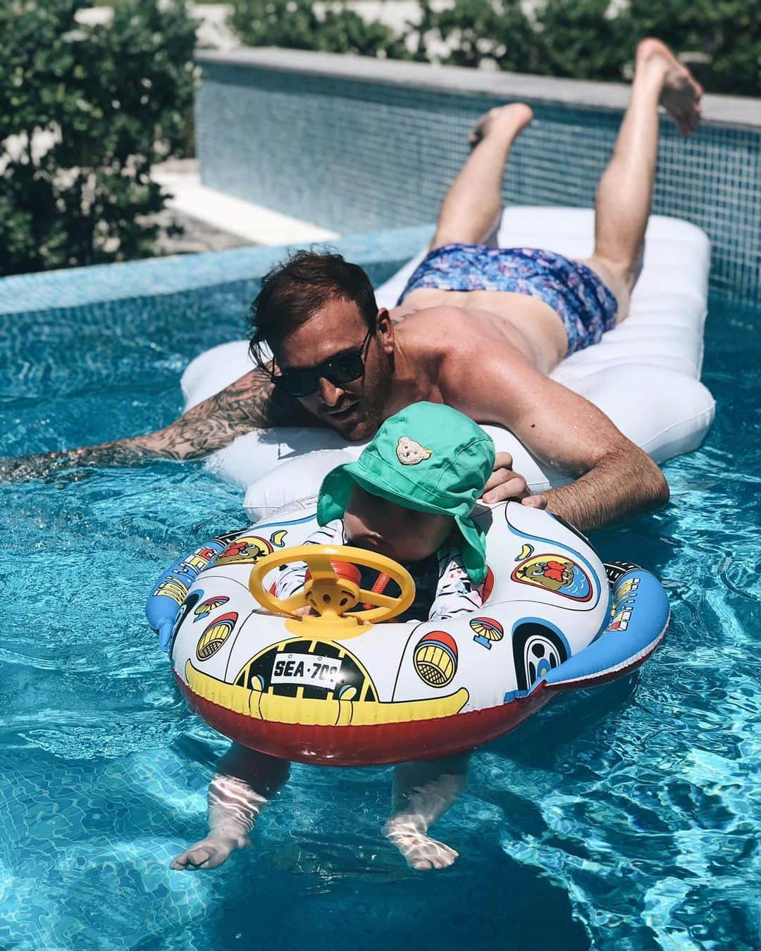 トビアス・ジッペルさんのインスタグラム写真 - (トビアス・ジッペルInstagram)「Erster Urlaub 🙌🏼👪😊 #dadandson #pool #holiday #kreta #nanaprincess @nanaprincesshotel @holidaylifestyle.de @sandra.martha.s」6月21日 22時05分 - tobsen_21