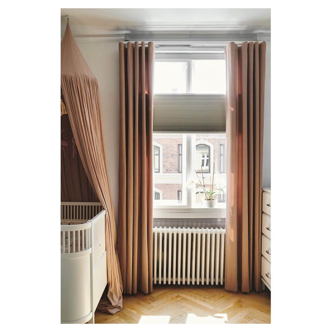 ヤネッテ・オッテセンさんのインスタグラム写真 - (ヤネッテ・オッテセンInstagram)「Billie-Mai’s new velour curtains and duette to make it dark in her room on these bright days and nights 🌈 the perfect baby girl room ♥️ @luxaflex_dk  #curtainsmakearoom」6月21日 22時07分 - jeanetteottesens