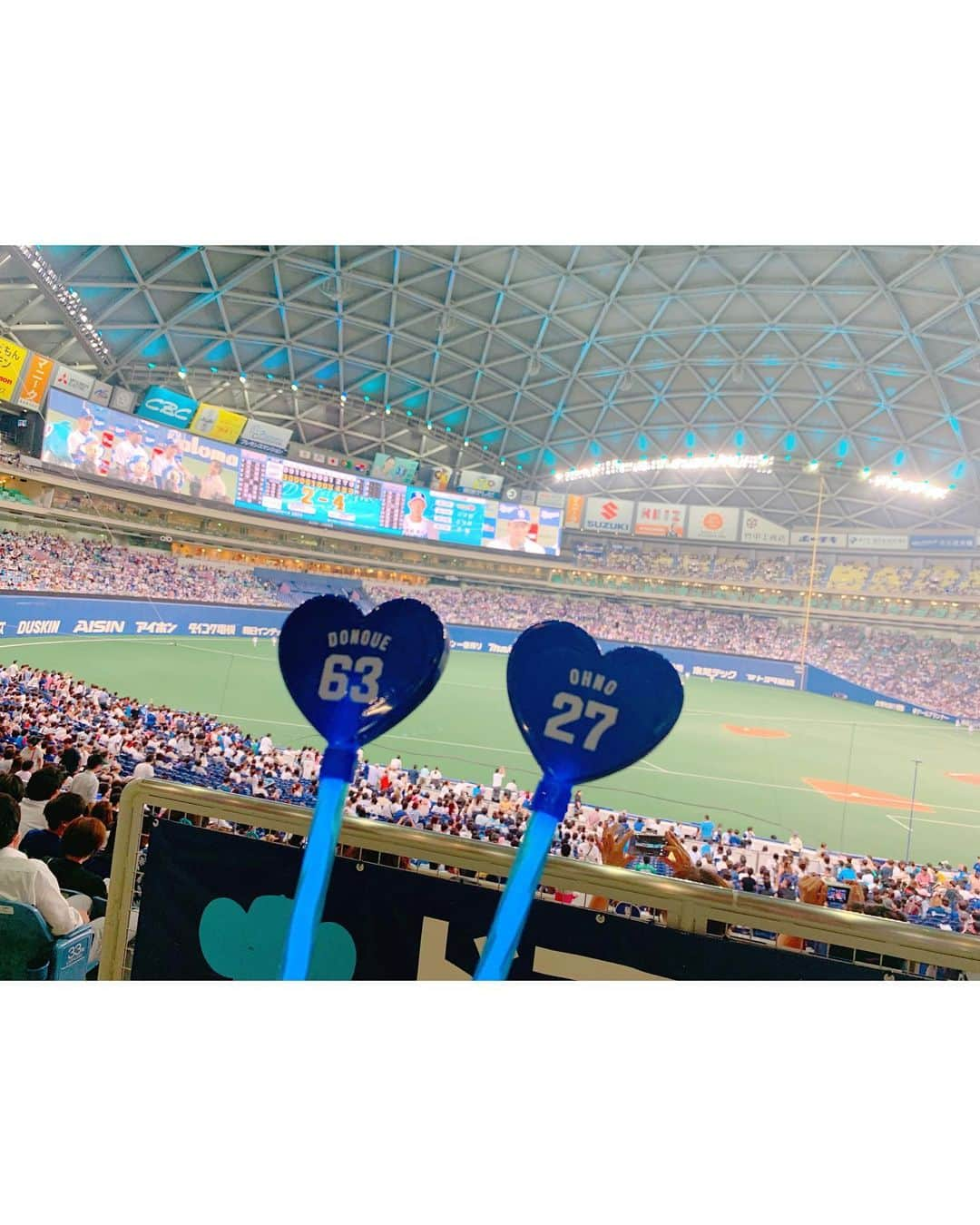 沢井里奈さんのインスタグラム写真 - (沢井里奈Instagram)「♡ . 日本ハム戦！！ ガールズシリーズ初戦⚾️🌸 . 観戦してきました☺️💓💓 珍しすぎるメンバー。笑 . どらほー💙💙💙 . ビシエド選手、周平選手ホームラン！！ 阿部選手猛打賞！！ 平田選手復帰後初安打！！ . 柳投手8勝目、リーグ単独トップ！！ おめでとうございます🎉💕💕 . 連敗ストップ🥺嬉しい🥺 明日も勝利を💪🏻💕💕 . . 今日はガールズシリーズ2019ということで #イケメン神7 の選手背番号入りの WITH BLUEハートバンドが貰えました💙✨ 私は大野選手でした😊💕💕 . グッズはイヤリングをゲット🎀💫 . #dragons #dranavi #starcat #nagoya #baseball #rirandture #diana #ootd #coordinate #fashion #instafashion #dela #instagood #instagramjapan #japanesegirl #girls #中日ドラゴンズ #ドラゴンズ #中日 #ガールズシリーズ #ドラゴンズ女子 #キャットチャンネル #スターキャット #ナゴヤドーム #さわー野球 #沢井里奈」6月21日 22時08分 - sawairina