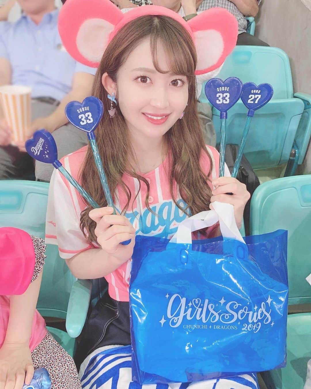 のインスタグラム：「♡ . 日本ハム戦！！ ガールズシリーズ初戦⚾️🌸 . 観戦してきました☺️💓💓 珍しすぎるメンバー。笑 . どらほー💙💙💙 . ビシエド選手、周平選手ホームラン！！ 阿部選手猛打賞！！ 平田選手復帰後初安打！！ . 柳投手8勝目、リーグ単独トップ！！ おめでとうございます🎉💕💕 . 連敗ストップ🥺嬉しい🥺 明日も勝利を💪🏻💕💕 . . 今日はガールズシリーズ2019ということで #イケメン神7 の選手背番号入りの WITH BLUEハートバンドが貰えました💙✨ 私は大野選手でした😊💕💕 . グッズはイヤリングをゲット🎀💫 . #dragons #dranavi #starcat #nagoya #baseball #rirandture #diana #ootd #coordinate #fashion #instafashion #dela #instagood #instagramjapan #japanesegirl #girls #中日ドラゴンズ #ドラゴンズ #中日 #ガールズシリーズ #ドラゴンズ女子 #キャットチャンネル #スターキャット #ナゴヤドーム #さわー野球 #沢井里奈」
