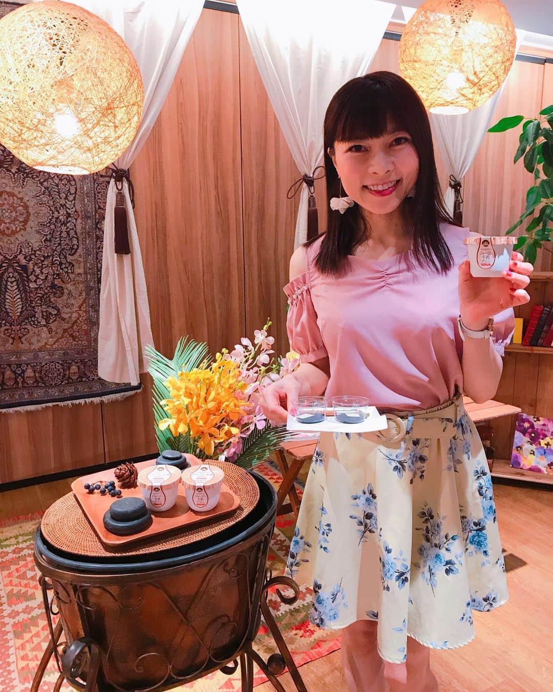 DJ MIYAさんのインスタグラム写真 - (DJ MIYAInstagram)「こんばんにゃん💗昨日、オハヨー乳業 ( @ohayo_milk) 様の「オハヨー　ジャージー牛乳プリンチャイラテ味　新商品試食会」に出席しましたぁぁ～☆彡💗 . 皆さんは、ジャージー牛乳プリンが20周年なんですが、食べたことありますかーぁ？？ . MIYAも子供の頃から食べてるよねー！きっとー(o^^o) .  6月4日『ジャージー牛乳プリン チャイラテ味』が新発売しましたぁー！！❤️ . . .  今日、会場で食べたスパイスカレーや韓国グルメのパネチキンを、そのチャイラテ味と一緒に食べてみたらすごくmuchしていて素敵な組み合わせでしたぁー！💗 .  すごぉーい美味しかったー！！(o^^o) . ご褒美スイーツって感じー！ めっちゃリラックスしちゃったー！(^O^) 女子会みたいで楽しかった。💗🎀 . . .  ジャージー牛乳プリンチャイラテ味には、 シナモン、カルダモン、クローブなども入っていていい香りー！  なめらかーな食感が、くせになるよねーん❤️💗 .  とても楽しかったでーす！🎀ありがとうございました♪♪ . . .  #ohayo #オハヨー　#新製品発表会　#レセプション #オハヨー乳業 #ジャージー牛乳プリン #ジャージー牛乳プリンチャイラテ  #チャイラテ #スパイスカレー #パネチキン #スイーツペアリング　 #レセプションパーティー　#今日のコーデ　#今日のファッション　#今日のコーディネート #夏レシピ　#ジャージー牛乳 #スイーツ好き　#スイーツブロガー　#旅インスタグラマー #インスタグラマー　#インフルエンサー　#今日のメイク #スイーツ #スイーツ大好き #スイーツ女子 #スイーツ部 #新商品発売 #新商品」6月21日 22時08分 - dj_miya