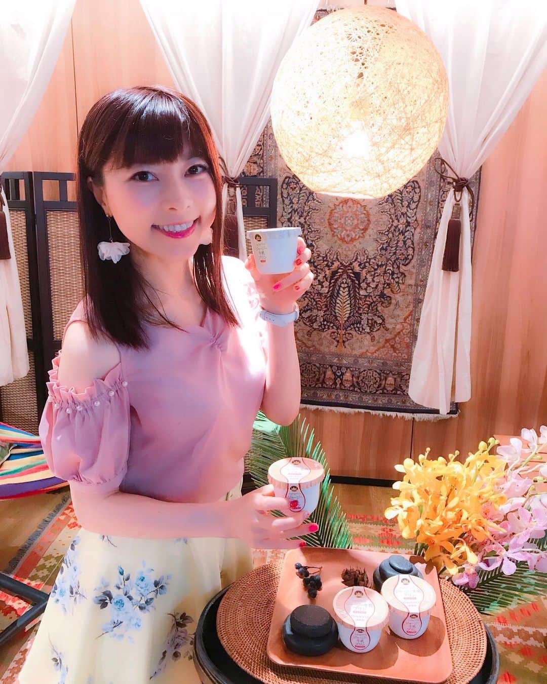 DJ MIYAさんのインスタグラム写真 - (DJ MIYAInstagram)「こんばんにゃん💗昨日、オハヨー乳業 ( @ohayo_milk) 様の「オハヨー　ジャージー牛乳プリンチャイラテ味　新商品試食会」に出席しましたぁぁ～☆彡💗 . 皆さんは、ジャージー牛乳プリンが20周年なんですが、食べたことありますかーぁ？？ . MIYAも子供の頃から食べてるよねー！きっとー(o^^o) .  6月4日『ジャージー牛乳プリン チャイラテ味』が新発売しましたぁー！！❤️ . . .  今日、会場で食べたスパイスカレーや韓国グルメのパネチキンを、そのチャイラテ味と一緒に食べてみたらすごくmuchしていて素敵な組み合わせでしたぁー！💗 .  すごぉーい美味しかったー！！(o^^o) . ご褒美スイーツって感じー！ めっちゃリラックスしちゃったー！(^O^) 女子会みたいで楽しかった。💗🎀 . . .  ジャージー牛乳プリンチャイラテ味には、 シナモン、カルダモン、クローブなども入っていていい香りー！  なめらかーな食感が、くせになるよねーん❤️💗 .  とても楽しかったでーす！🎀ありがとうございました♪♪ . . .  #ohayo #オハヨー　#新製品発表会　#レセプション #オハヨー乳業 #ジャージー牛乳プリン #ジャージー牛乳プリンチャイラテ  #チャイラテ #スパイスカレー #パネチキン #スイーツペアリング　 #レセプションパーティー　#今日のコーデ　#今日のファッション　#今日のコーディネート #夏レシピ　#ジャージー牛乳 #スイーツ好き　#スイーツブロガー　#旅インスタグラマー #インスタグラマー　#インフルエンサー　#今日のメイク #スイーツ #スイーツ大好き #スイーツ女子 #スイーツ部 #新商品発売 #新商品」6月21日 22時08分 - dj_miya