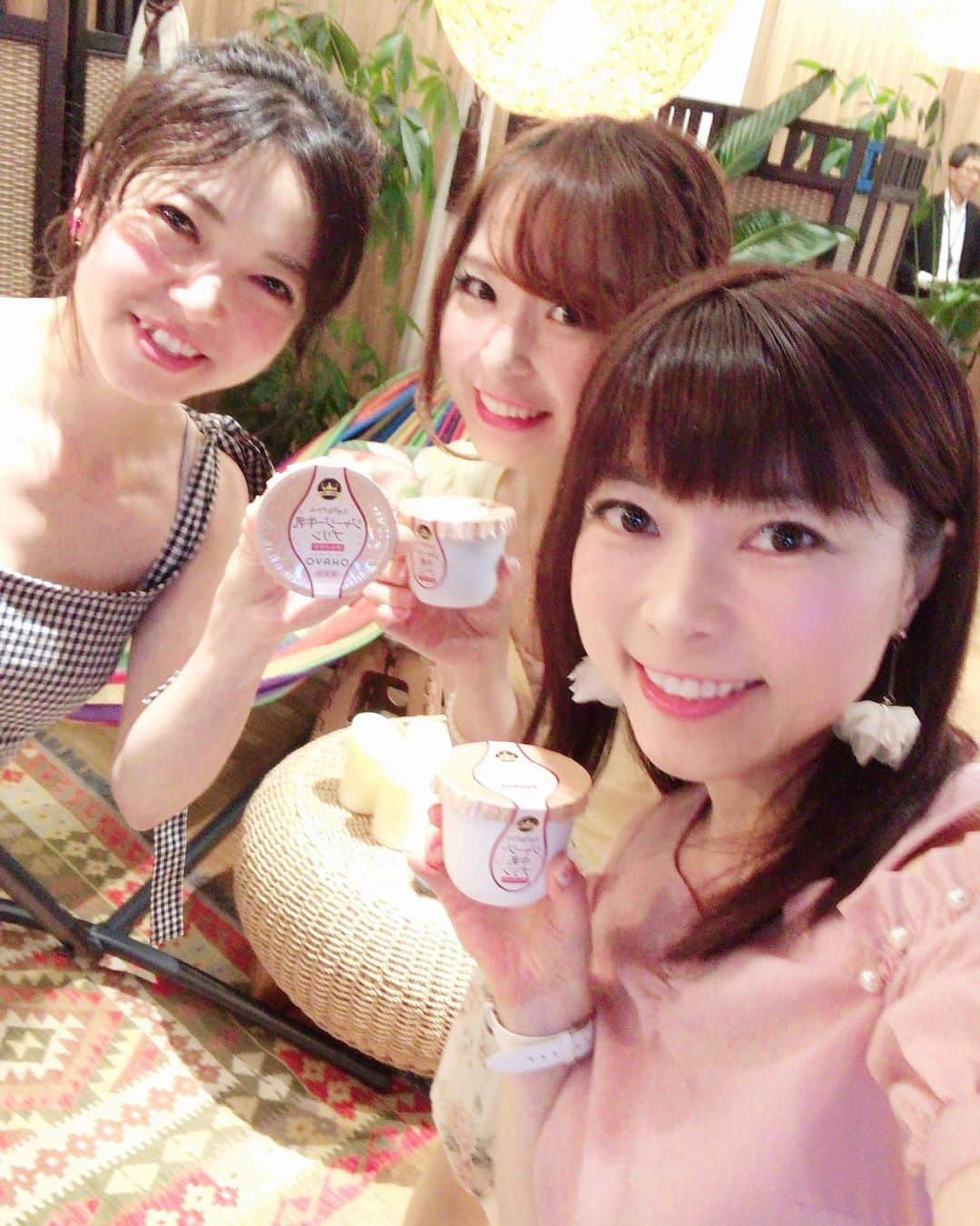 DJ MIYAさんのインスタグラム写真 - (DJ MIYAInstagram)「こんばんにゃん💗昨日、オハヨー乳業 ( @ohayo_milk) 様の「オハヨー　ジャージー牛乳プリンチャイラテ味　新商品試食会」に出席しましたぁぁ～☆彡💗 . 皆さんは、ジャージー牛乳プリンが20周年なんですが、食べたことありますかーぁ？？ . MIYAも子供の頃から食べてるよねー！きっとー(o^^o) .  6月4日『ジャージー牛乳プリン チャイラテ味』が新発売しましたぁー！！❤️ . . .  今日、会場で食べたスパイスカレーや韓国グルメのパネチキンを、そのチャイラテ味と一緒に食べてみたらすごくmuchしていて素敵な組み合わせでしたぁー！💗 .  すごぉーい美味しかったー！！(o^^o) . ご褒美スイーツって感じー！ めっちゃリラックスしちゃったー！(^O^) 女子会みたいで楽しかった。💗🎀 . . .  ジャージー牛乳プリンチャイラテ味には、 シナモン、カルダモン、クローブなども入っていていい香りー！  なめらかーな食感が、くせになるよねーん❤️💗 .  とても楽しかったでーす！🎀ありがとうございました♪♪ . . .  #ohayo #オハヨー　#新製品発表会　#レセプション #オハヨー乳業 #ジャージー牛乳プリン #ジャージー牛乳プリンチャイラテ  #チャイラテ #スパイスカレー #パネチキン #スイーツペアリング　 #レセプションパーティー　#今日のコーデ　#今日のファッション　#今日のコーディネート #夏レシピ　#ジャージー牛乳 #スイーツ好き　#スイーツブロガー　#旅インスタグラマー #インスタグラマー　#インフルエンサー　#今日のメイク #スイーツ #スイーツ大好き #スイーツ女子 #スイーツ部 #新商品発売 #新商品」6月21日 22時08分 - dj_miya