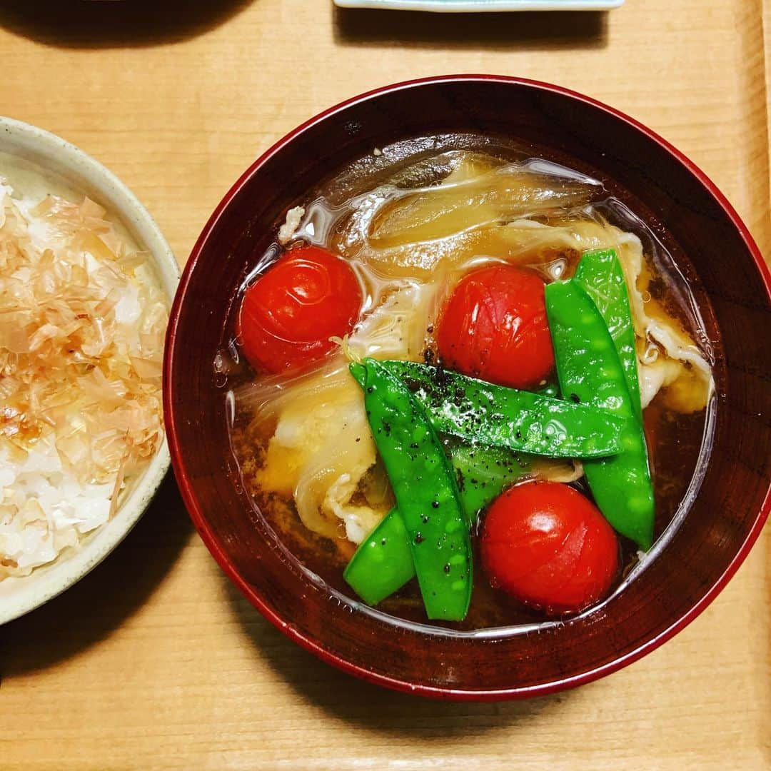 志摩有子さんのインスタグラム写真 - (志摩有子Instagram)「そしてこの茗荷ご飯のより美味しい食べ方が鰹節をたっぷりのせて醤油をひとたらし。こうするともう箸が止まらない。本家石葉では上品にマグロ節だったけれど、鰹節でもイケる。さっぱり滋味深いのでお味噌汁はしゃぶしゃぶ用の豚ばらと玉ねぎ、トマト、絹さやで作った夏バージョンの豚汁を。夏場で定番の豚汁が重く感じる時にさっぱり食べられる。煮込まないので短時間でできるのもいい。食べる前に黒七味をひとふり。これでピリッと引き締まる。水茄子のお漬物も。次回はクリームチーズものせちゃお。 #夏豚汁 #茗荷ご飯 #滋養めし」6月21日 22時09分 - ariko418