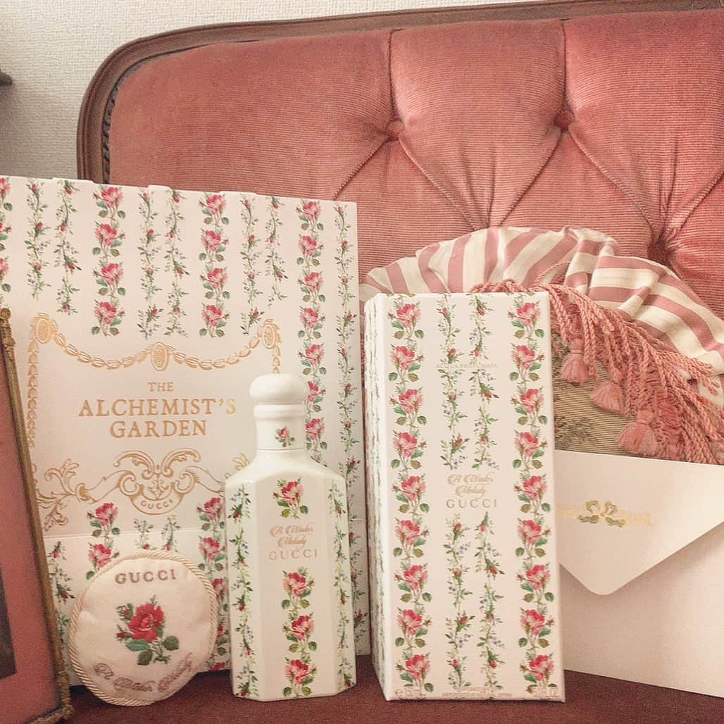 酒元麻衣（まいへー）のインスタグラム：「GUCCI🌹😍😍😍😍😍😍 ずっと気になってたフレグランス🌹 オンラインストアで注文したのですが、とても可愛く届いて感動した(T ^ T)。。 #gucci #guccibeauty #アンティーク#antique #vintage」