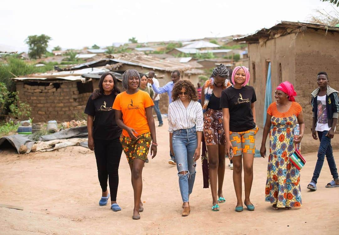 カテリーナ・グレアムさんのインスタグラム写真 - (カテリーナ・グレアムInstagram)「I recently traveled to Uganda with @rotaryinternational to the Nakivale Refugee Settlement--home to over 90,000 displaced people from the region. During my trip, I got to know the men and women there who are fighting for change in Africa. As a Rotary Ambassador, I’m passionate about telling stories from around the globe that will empower the next generation. Excited to share so much more with you guys! #WorldRefugeeDay」6月21日 22時16分 - katgraham