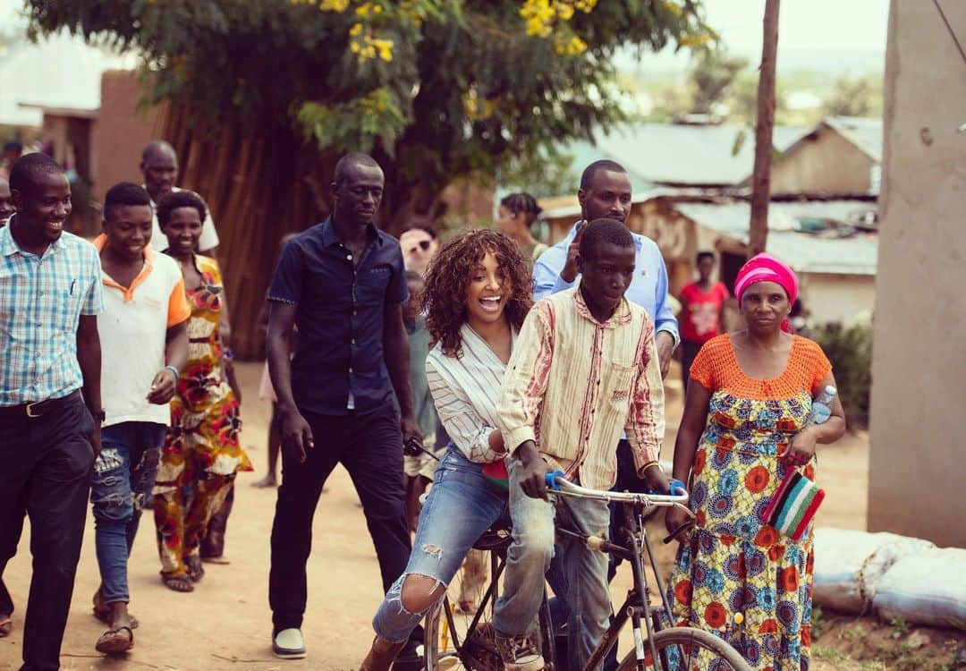 カテリーナ・グレアムさんのインスタグラム写真 - (カテリーナ・グレアムInstagram)「I recently traveled to Uganda with @rotaryinternational to the Nakivale Refugee Settlement--home to over 90,000 displaced people from the region. During my trip, I got to know the men and women there who are fighting for change in Africa. As a Rotary Ambassador, I’m passionate about telling stories from around the globe that will empower the next generation. Excited to share so much more with you guys! #WorldRefugeeDay」6月21日 22時16分 - katgraham