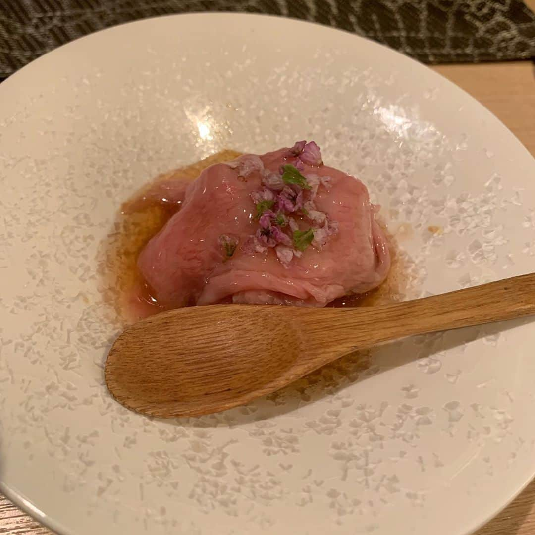 大久保麻梨子さんのインスタグラム写真 - (大久保麻梨子Instagram)「昨天的晚餐🍽 以為女子會嗎？ 其實是圍著北村導演一起吃美食的會 哈哈  雖然我們都在台灣發展，但是因為大家各自忙碌，難得有這樣子一起聚在一起吃飯，真的是難得很開心的事😃  吃非常美味的料理，聊聊天，心情會放鬆也受到刺激！很幸福的時光✨✨ 已經很期待下次的聚會呢😍  昨日のディナー🍽 女子会だと思うでしょ？ 実は2枚目、北村監督を囲む会でした^ ^(北村さんがみんなを誘ってくれたので北村女子会と名ずけさせていただきました☺️) 日本から台湾に渡って活躍するみなさんと、こんな風に集まれる機会は私にとって、ホッとできたり、刺激を受けたり、初心を思い出したり。 丁寧に作られたお料理はどれもとびきり美味しくて、とにかく楽しく幸せな時間でした！  #台湾 #美食 #千壽 #日本料理 #和牛  #日本 ##japanesefashion #japanesegirls #chicas #japones #japon #japanesegirl #소녀시대 #아름다움 #여성 #belleza #chica #modelo #modelos #modelo #모델 #แบบ #สาว #สาวๆ #สาวสวย #สาวอวบ #mode」6月21日 22時12分 - marilog0907