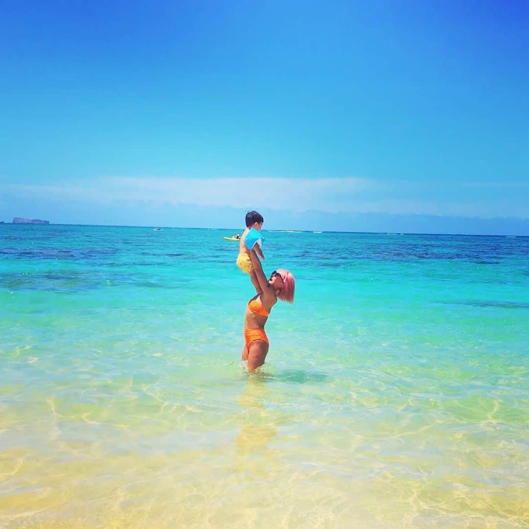 Nazukiのインスタグラム：「Hawaii Lanikai Beach🏝🏝🏝 昨年より人多かったけど、今年も綺麗だった✨✨✨ 昨年は、レン歩けなかったけど、今年は歩けるし走れるから、遊ぶ範囲が広がって楽しそうで何より😍😍😍 #hawaii #lanikaibeach  #trip #vacation #beach #1yeas8months #myson #kids #babyboy #子連れハワイ #男の子ママ #白い蟹 #犬と赤ちゃん」