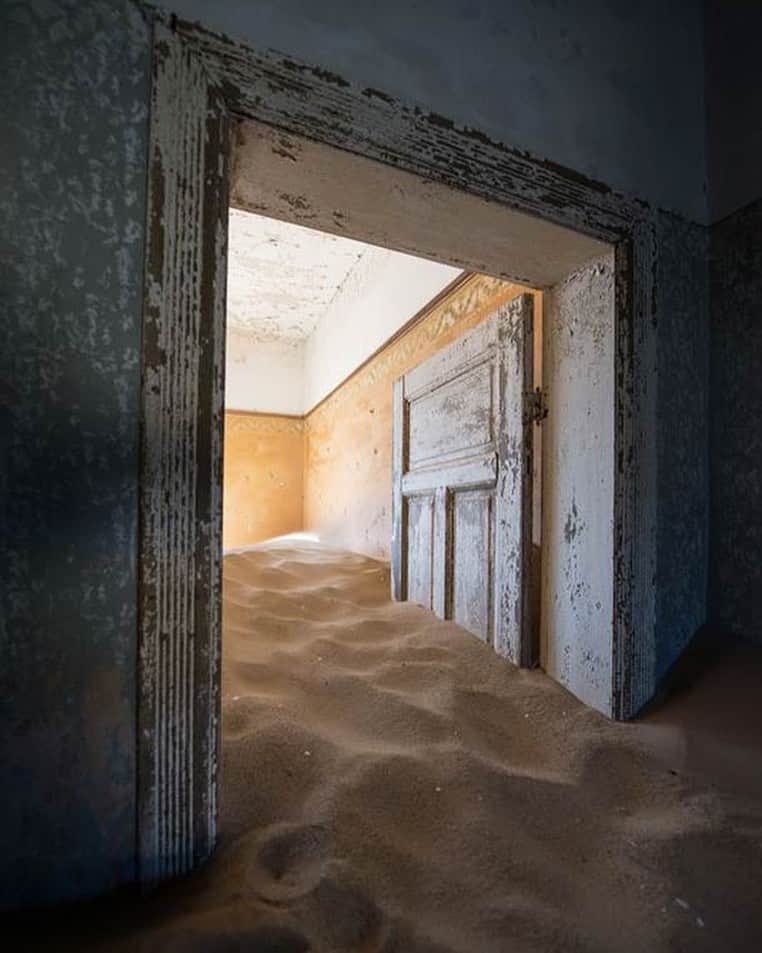 アウアーのインスタグラム：「Kolmanskop by Romain Veillon」