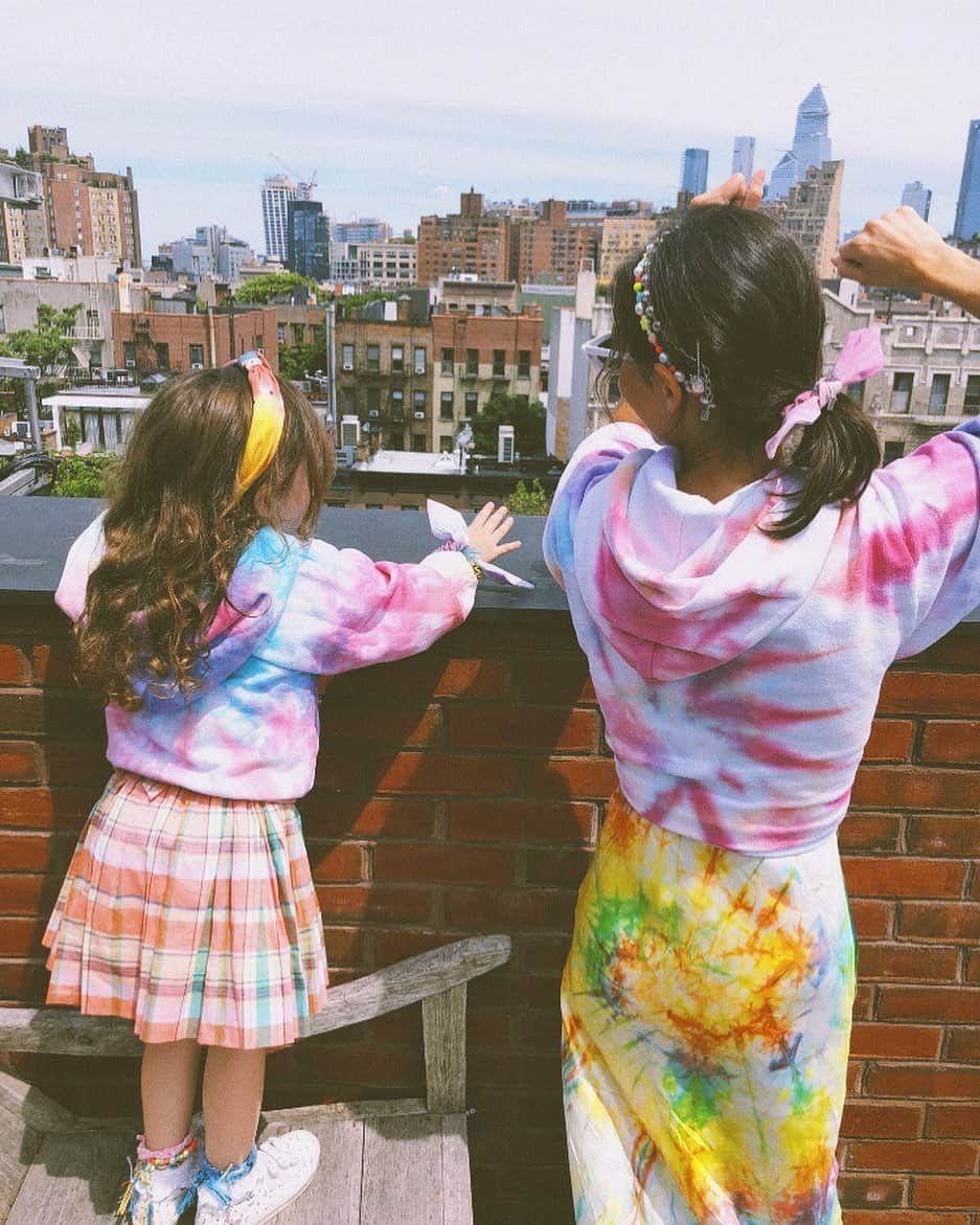 ダニジョーのインスタグラム：「Weekend, we see you! 🙌🏼❤️• tap to shop @danielleasnyder and Margaux’s 🌈 everything #dannijogirls」