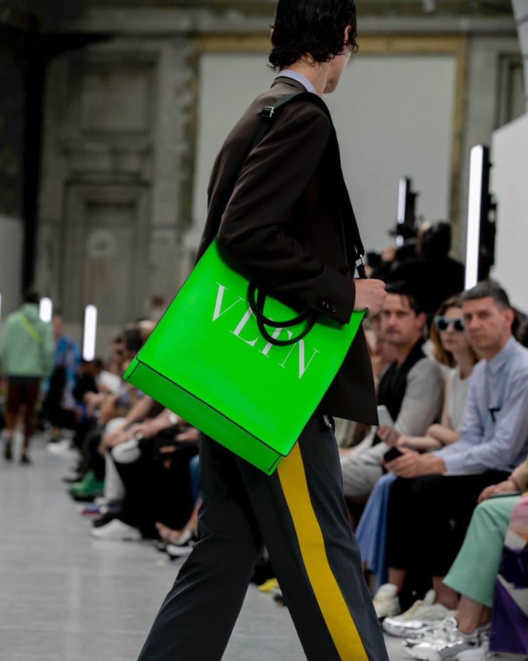 Valentinoさんのインスタグラム写真 - (ValentinoInstagram)「Classic Valentino Garavani #VLTN bags are reinterpreted in neon green, orange and yellow for #ValentinoMenSS20 by @pppiccioli」6月21日 22時19分 - maisonvalentino
