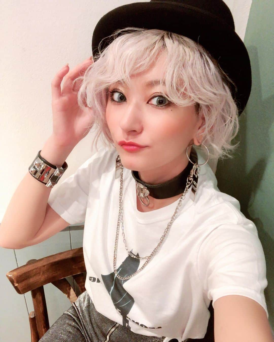 のインスタグラム：「今日は @leonardwong_official のTシャツ🐼🌟に @undercover_lab SSメンズの気分継続してシルクハット🎩がお気に入りです👨🏻‍🦰🕺 ・ @lips_shibuya でホワイトニングして、 @moecochalkart @moecochalkartonly さんの個展へ🌹🌹🌹 これほんとにチョークで描いたの？！😳🌟って思うくらい生みたいな質感で感動する😭😭❤️美しいひとが生み出すものは美しい😭🌟天は二物を与えるよなー😭😭❤️❤️ ・ ・ 歯医者で¥3万する激痛ホワイトニングしてたからそんな上がらないかなーって思ってたけど、 @lips_shibuya さんのは薬剤オーガニックだし痛くないしさらに2トーン上がって良かった🥺🥺🌟 中川の紹介で予約したら初回料金が通常  1回 9800円→2000円 2回19600円→3000円で試せるからやってみ🥺❤️最近美容ネタばっかやなww」