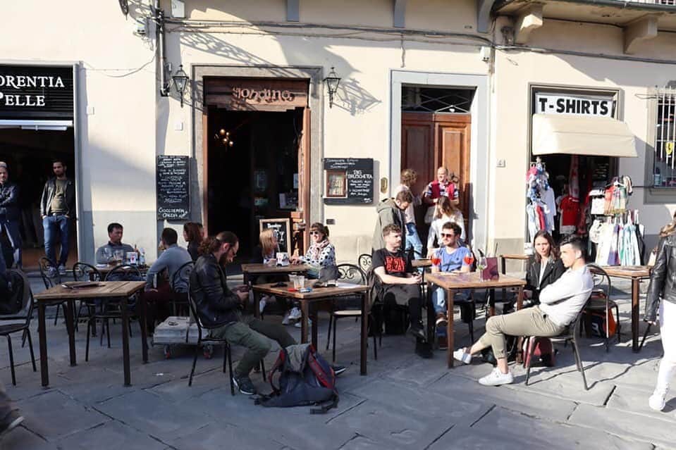 朝日放送「朝だ！生です旅サラダ」さんのインスタグラム写真 - (朝日放送「朝だ！生です旅サラダ」Instagram)「@micahirose イタリアの #魅力的な文化 があります！ それは、夕暮れ時は「#アペリティーボ」と呼ばれる食前酒タイム！！ 仕事終わりに、まず１時間ほどアペリティーボで語り合い、それから夕食に行くのが、 イタリアでは定番の過ごし方なんですよ❤️ みんな夕方頃になるとテラスで飲み始めています✨なんて良い文化なのぉ〜✨✨ _ #夕暮れ時  #食前酒タイム #仕事終わり #ちょっと一杯 #素敵な文化 #エムピレオルーフトップバール #Empireo Rooftop Bar #フィレンツェ #Firenze #イタリア #Italy _ #ABCテレビ #朝日放送テレビ #朝だ生です旅サラダ #土曜朝 #8時 #旅サラダガールズ  #広瀬未花 #海外 #旅 #travel #trip」6月21日 22時22分 - tabisalad