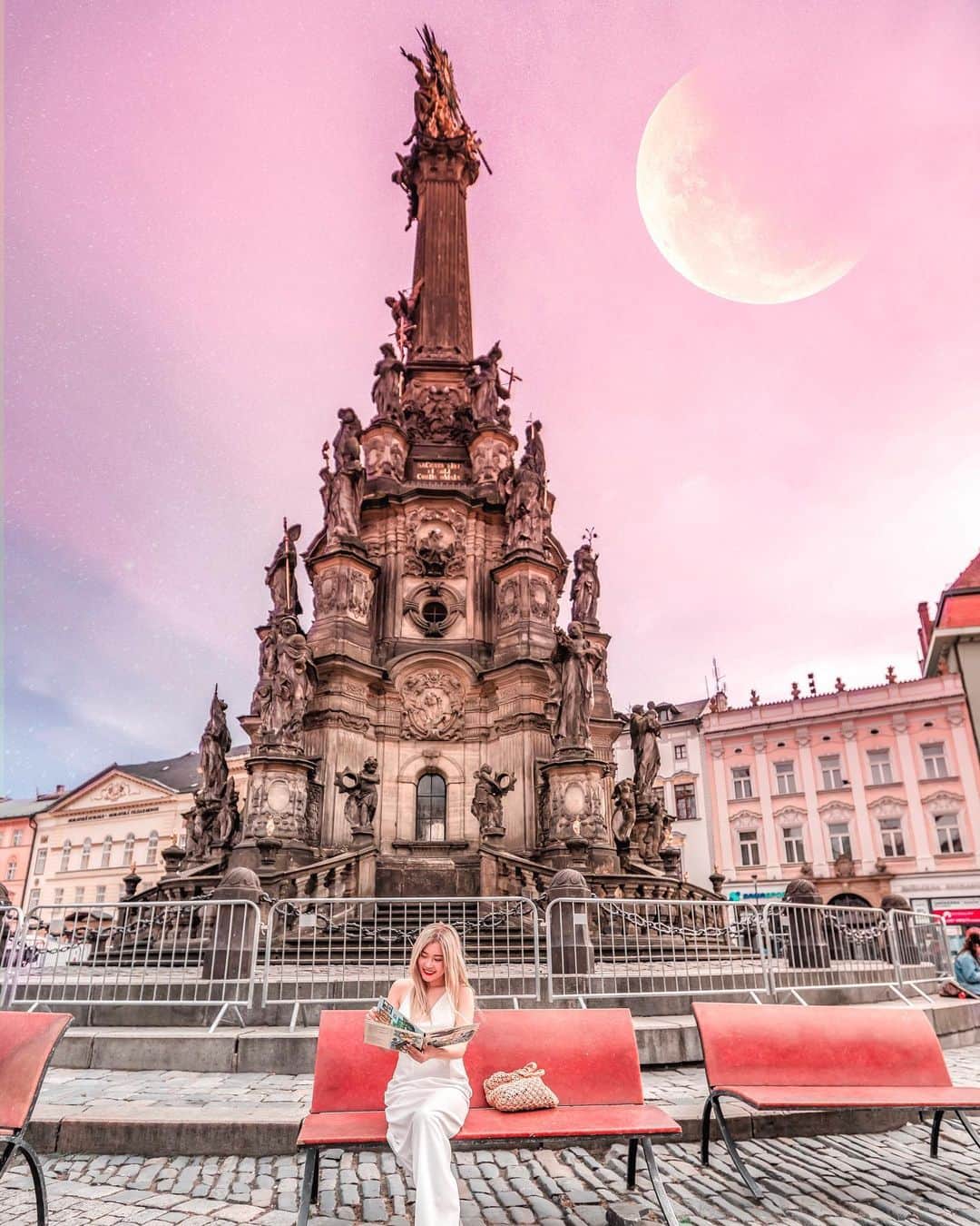 Stella Leeさんのインスタグラム写真 - (Stella LeeInstagram)「Olomouc, the sixth largest city in Czech Republic, where it used to be the capital of Moravia Kingdom. Czech Republic is a combination of many old prosperous kingdoms such as Bohemia, Silesia, and Moravia . The city is 2 hours away from Prague by train and there are many historical buildings and statues all over the town. Pictured above is 「The Holy Trinity Column」 which is a baroque monument that was built as a gratitude toward God for ending a plague in Moravia between 1713 and 1715. All of the artists who put their effort and ideas to the monument were all Olomouc citizens and it has become UNESCO HERITAGE SITE. The monument is also the biggest Baroque Sculpture in all Czech Republic . I love staying in one country longer instead of country hopping because it allows me to absorb deeper into the culture and learn about their history further. Olomouc could be a great choice for those of you who want to explore Czech Republic besides Prague 💖」6月21日 22時32分 - stellalee92
