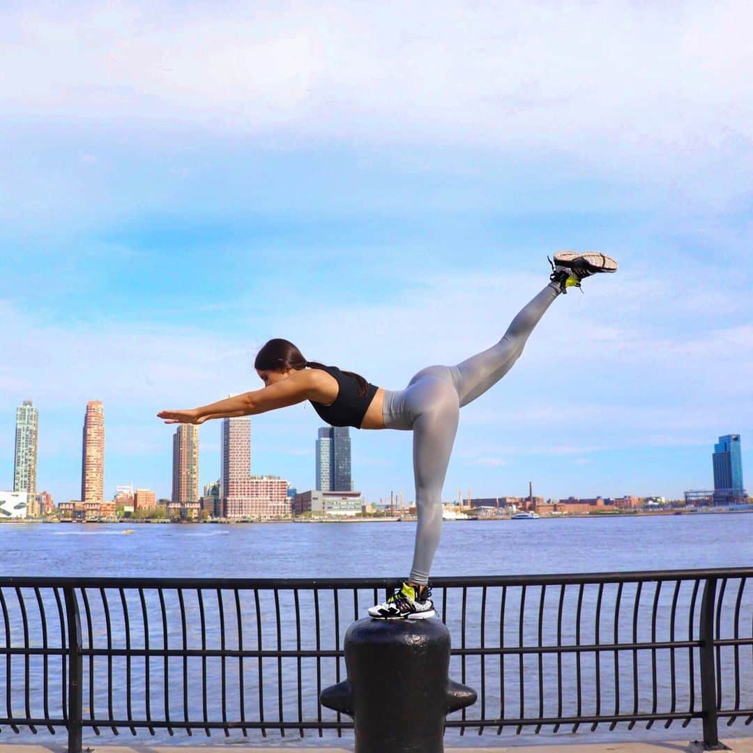 ジェン・セルターさんのインスタグラム写真 - (ジェン・セルターInstagram)「Happy #firstdayofsummer AND happy #internationalyogaday! Yoga has brought so much happiness and growth into my life, and has made me a #zenjen - kidding about the last part - but in all seriousness, yoga has challenged me in so many ways and has made me both physically and mentally stronger. HUGE shoutout to my @aloyoga fam - you guys are such incredible, smart, kind, and giving people that I am so lucky to know and practice with. 🧘🏻‍♀️Comment below what you love about yoga for a chance to win a FREE workout set (extra points if you are following @aloyoga!)❤️ ❤️❤️ #seltering」6月21日 22時32分 - jenselter