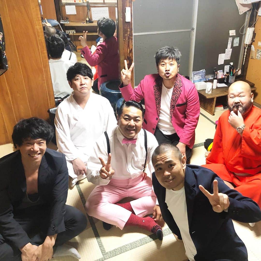 のインスタグラム：「スゲー楽しかった1日でした！！ お互いにまだしぶとく芸人やってるのが嬉しい！！ まだまだしぶとく芸人やりますので、今後ともよろしくお願いします！！ あー！楽しかったー！！ #ダイノジ #品川庄司 #東京ダイナマイト #新宿末廣亭 #2019年6月20日」