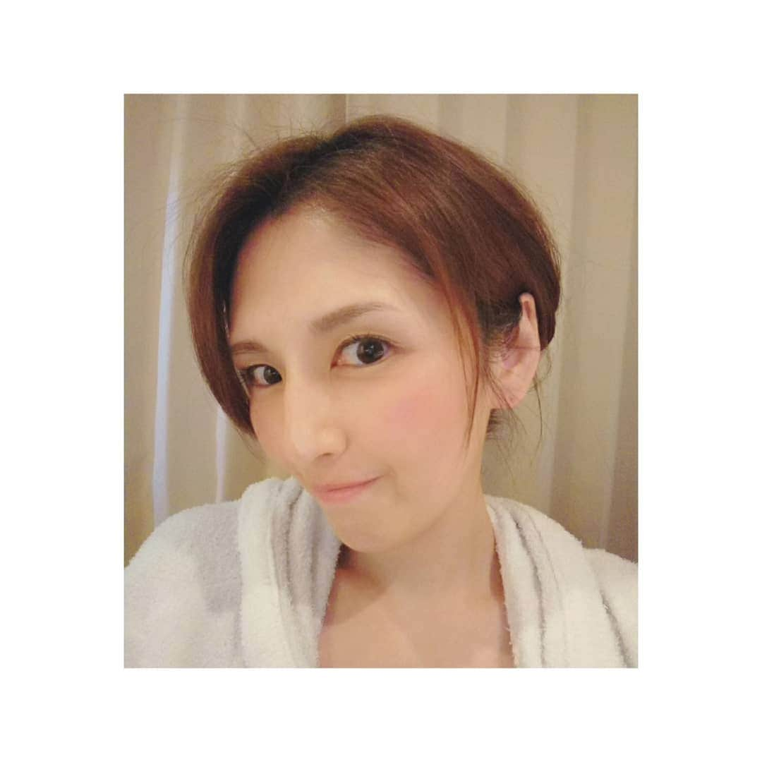 吉井怜さんのインスタグラム写真 - (吉井怜Instagram)「湿度が高くてムシムシするから帰宅したらすぐ髪の毛まとめる。 とはいえ、まだ後ろが短いからむりくりバレッタで留めてるだけで、決して色気には繋がらない後れ毛が首筋にペタッと張りついてくる😂  今日は終日ロケ車移動だったから 読み途中だった小説の上巻残り250ページを合間合間に分けつつ日暮れ前に読み終えた！ 面白くて早く下巻を読みたいところだけど とりあえずお風呂に入って寝支度する！ 今日も１日お疲れさまでしたー！  #吉井怜 #Amebablog #吉井怜オフィシャルブログ #シェア投稿」6月21日 22時26分 - rei_yoshii