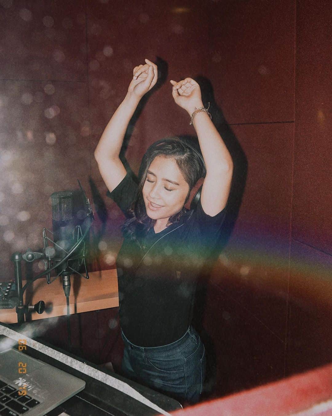 Prilly Latuconsinaさんのインスタグラム写真 - (Prilly LatuconsinaInstagram)「Sing my heart out!  Tell me baby who’s your number one? 😝 #Tellme  #imyournumberone  #becauseimaqueen」6月21日 22時26分 - prillylatuconsina96