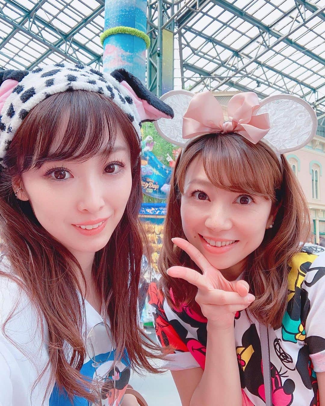 志摩夕里加のインスタグラム：「🎋🐭🏰 さやかとディズニーランドへ行ってきました🐭🏰 ワンマンズドリーム2の抽選が当たってセンブロで見れました☺️✨ フロロー出てきて、ノートルダムの鐘が流れたから嬉しかったな🔔🎵もっと聞きたかった😆👂 令和初ディズニー完。 ・ ・ #ディズニーランド #ワンマンズドリーム2 #onemansdream2 #七夕ディズニー #101匹わんちゃん #disneyland #disneyjapan #昭和生まれ #15年の付き合い #ディズニーお土産 #シンデレラ城前 #🐭🏰 #ディズニー写真部 #東京ディズニーリゾート #ディズニーリゾート #七夕ディズニー #ディズニー風景 #ディズニーカメラ隊」