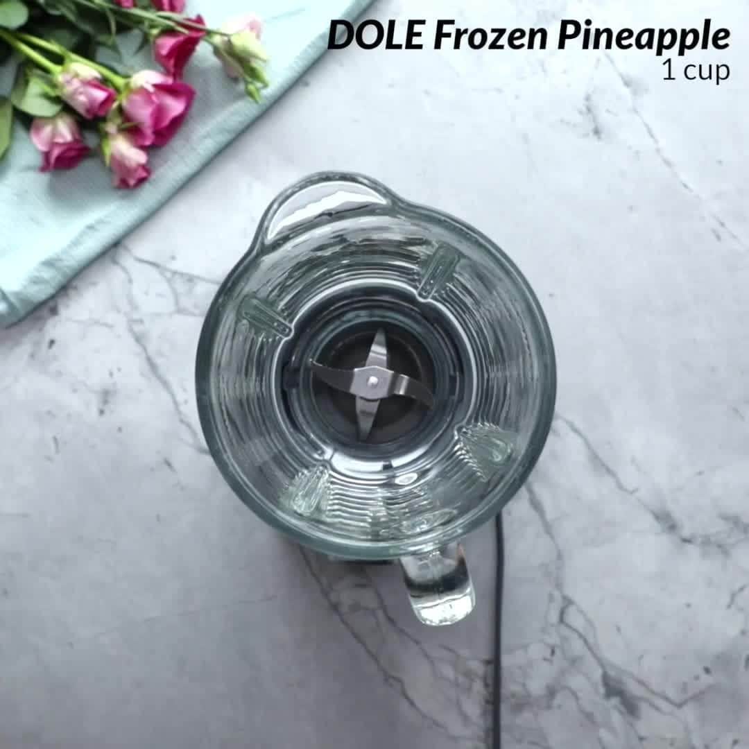 Dole Packaged Foods（ドール）のインスタグラム：「Inspired by the classic Piña Colada, our Pineapple and Banana Froyo Colada #smoothie brings the creamy taste right to your blender. Now who’s ready to combine, blend, and pour their way through #NationalSmoothieDay? #DoleRecipe」