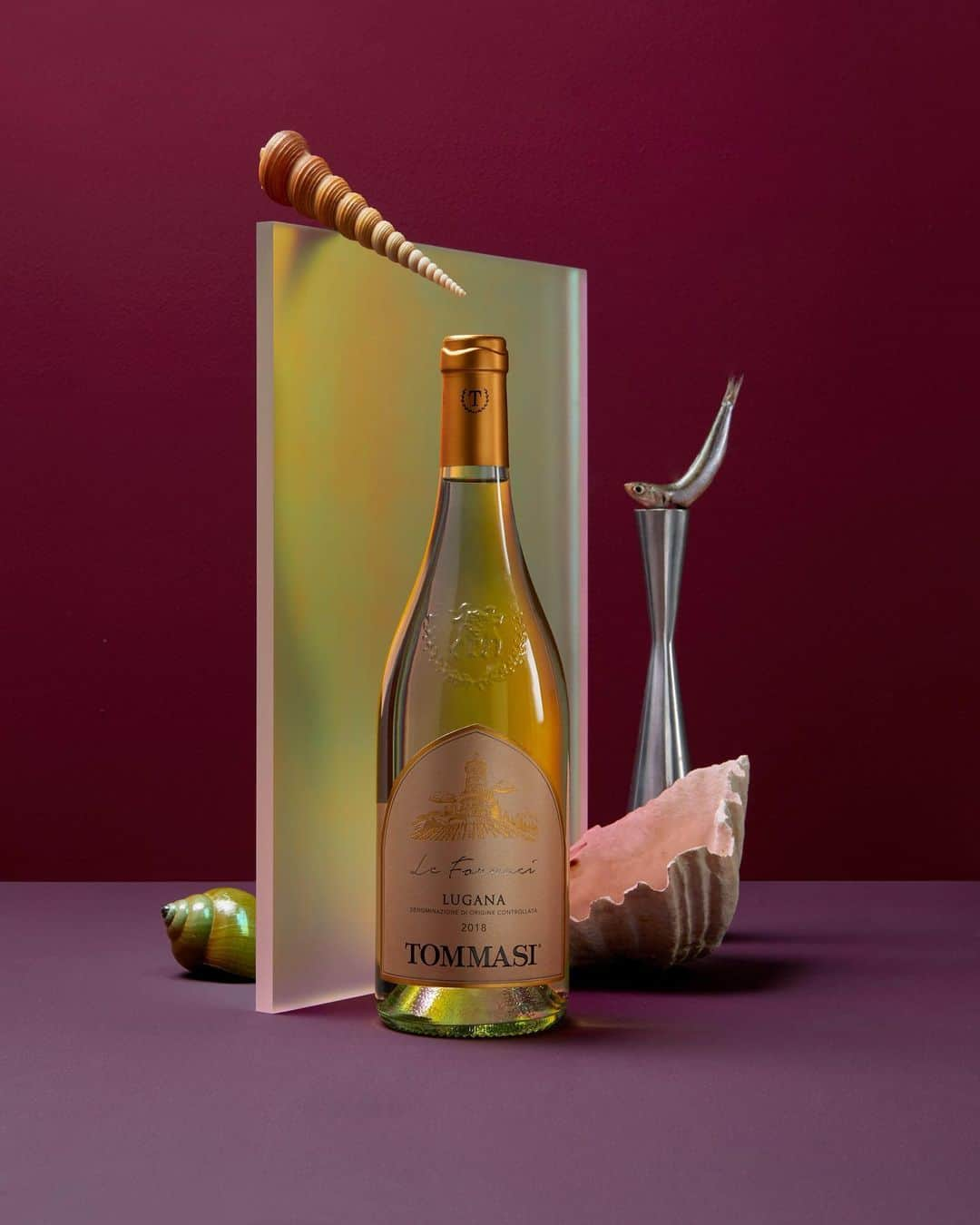 Vogue Italiaさんのインスタグラム写真 - (Vogue ItaliaInstagram)「Full golden yellow, intense and rich taste, hints of peach,almond and vanilla. Taste the magic of Tommasi Wine. Discover more on @Tommasiwine. #Tommasiwine #MadebyArtisans #Lugana #ShareableForTommasiwine #winelover #cnshareable #voguefortommasiwine Fashion Content Editor @fabiomessana Photo @paoladossi  Set Design @stilema_studio」6月21日 22時30分 - vogueitalia