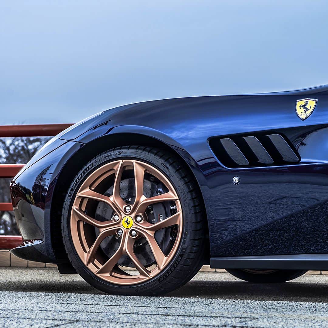 フェラーリさんのインスタグラム写真 - (フェラーリInstagram)「The #FerrariGTC4LussoT #TailorMade “Copper Concept” features luxurious copper rims for an unmissable touch of luxury. #Ferrari #ItalianDesign #Details」6月21日 22時30分 - ferrari