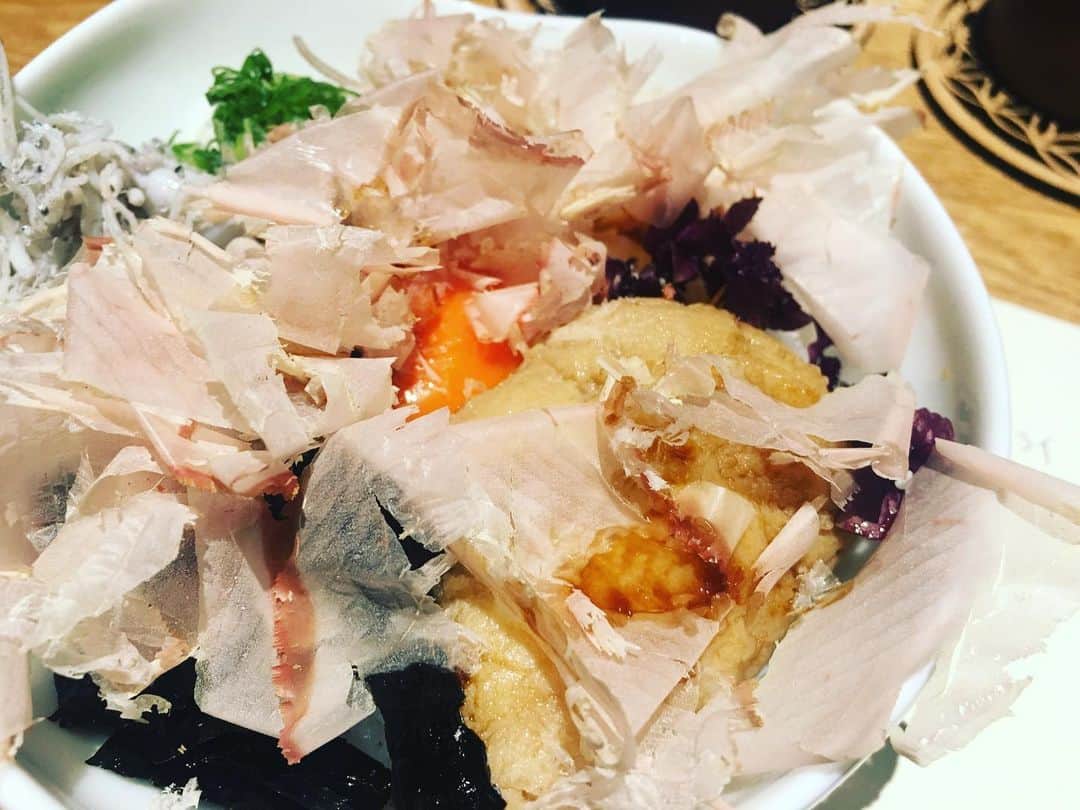 宮田麺児のインスタグラム：「いさきの卵の卵かけごはん✨ たまごかけの卵は 魚卵の時代。  #たまごかけごはん #魚卵#卵かけごはん#日本酒#日本酒弘大#弘大」