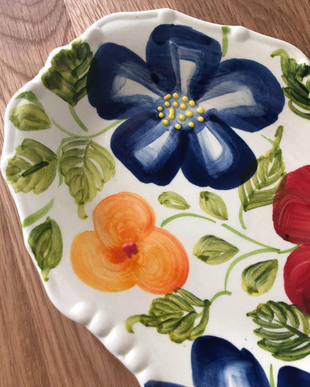 村田倫子さんのインスタグラム写真 - (村田倫子Instagram)「スペインでかった食器たち。 もこもこしてる、丸皿はトレドで。 お花のペイントが愛らしい楕円のお皿はバルセロナの小道で。 海外ならではの色彩や形がお気に入りです☺︎ . 実は我が家にはたくさん食器があるので(旅先で目が合うとお持ち帰りしちゃう)また紹介します。 今年の目標は、そんなお皿たちが喜ぶ料理をつくること…。まだまだ道のりは長いけれど、食器を使いたいがためにキッチンに立つようになったので、大事ですね、これ。」6月21日 22時35分 - rinco1023
